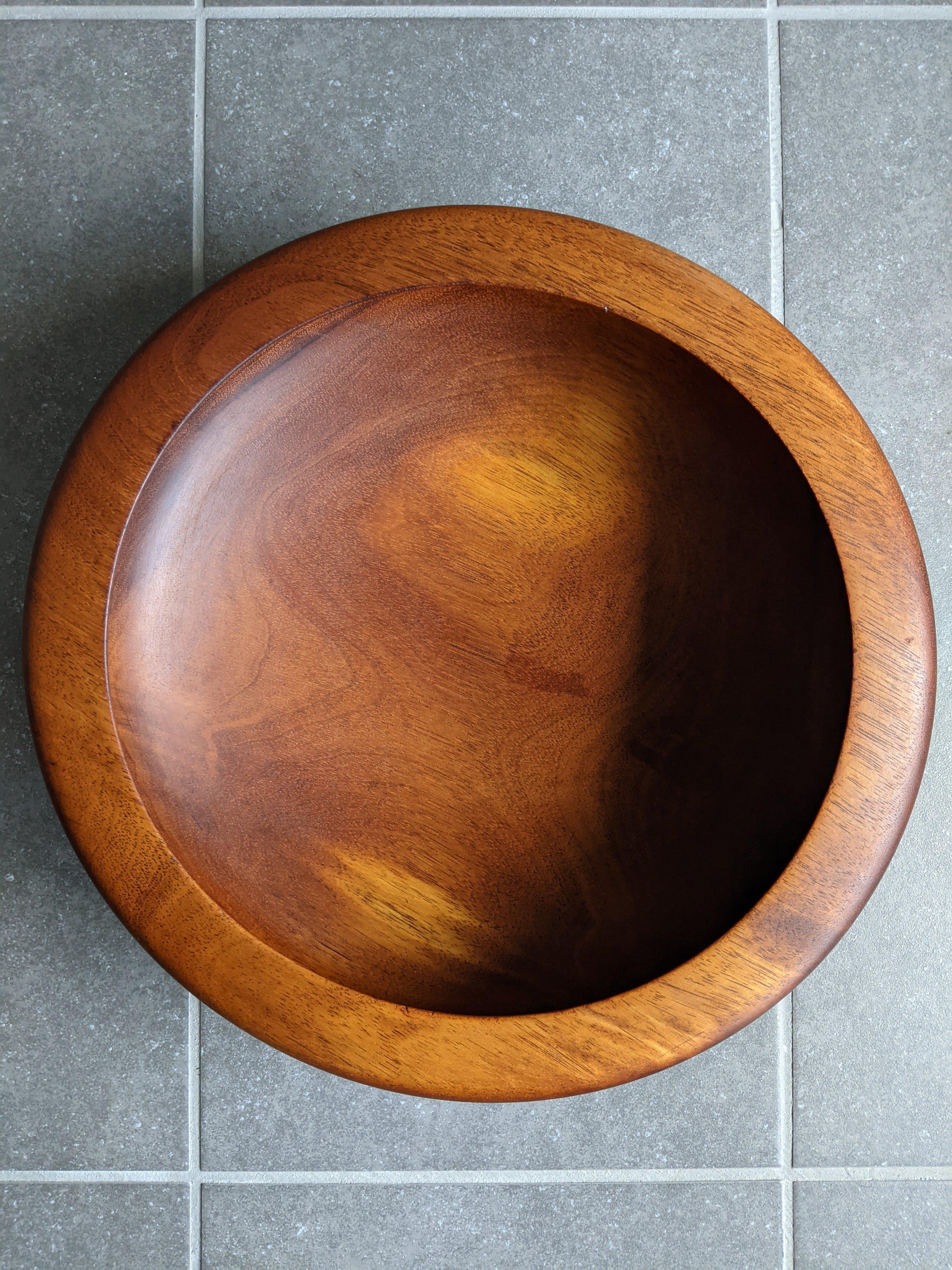 Awesome grain patterns in this vintage hand turned decorative teak bowl.

Large format, 15x15x4.25 inches

So much teak character