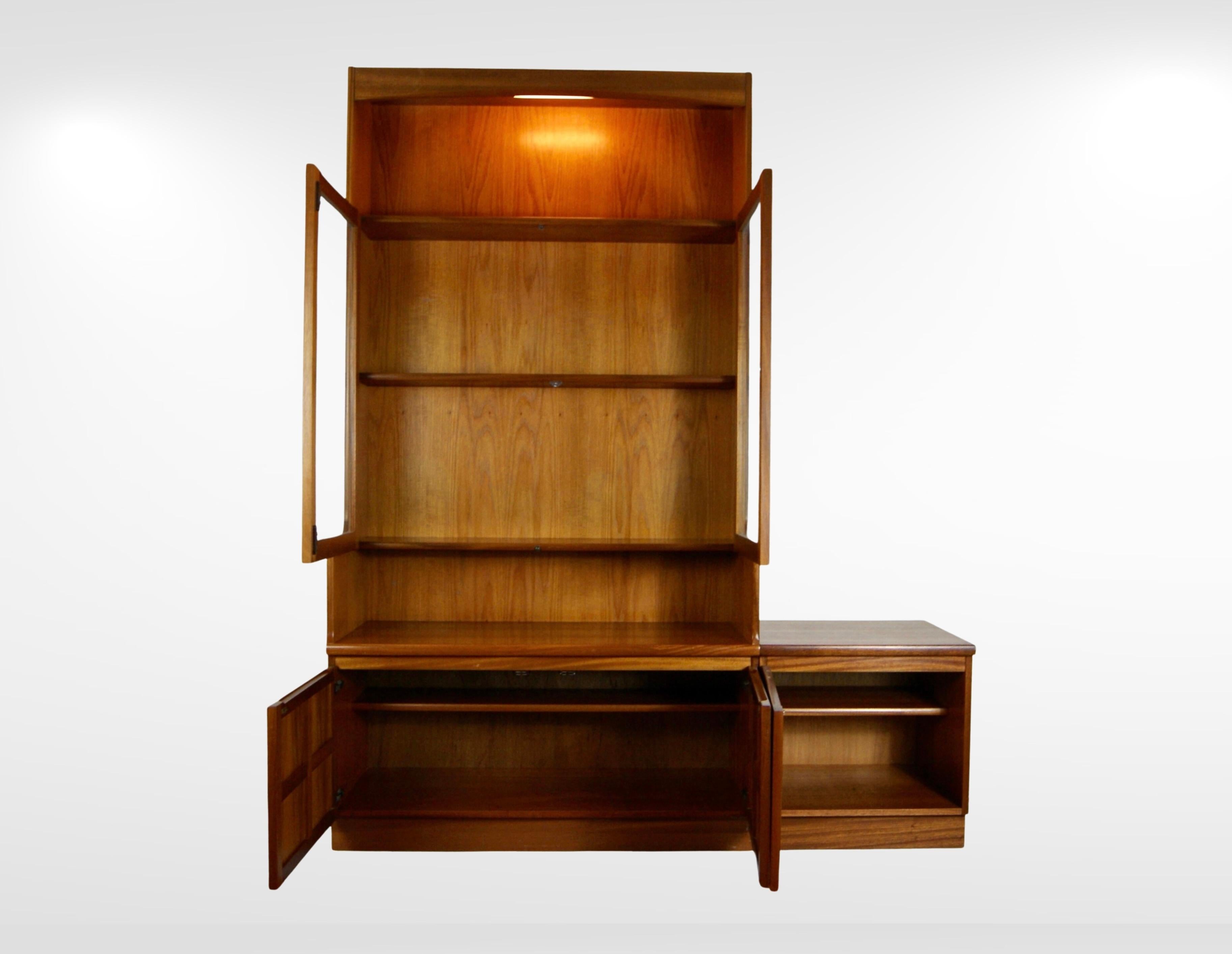 On offer is a 1960s Highboard buffet cabinet and matching small cupboard set by Nathan Furniture GB.
Made of teak wood and glass.
Beautiful mid-century China buffet cabinet.
With illuminated interior and glass doors to the mid section.
The base