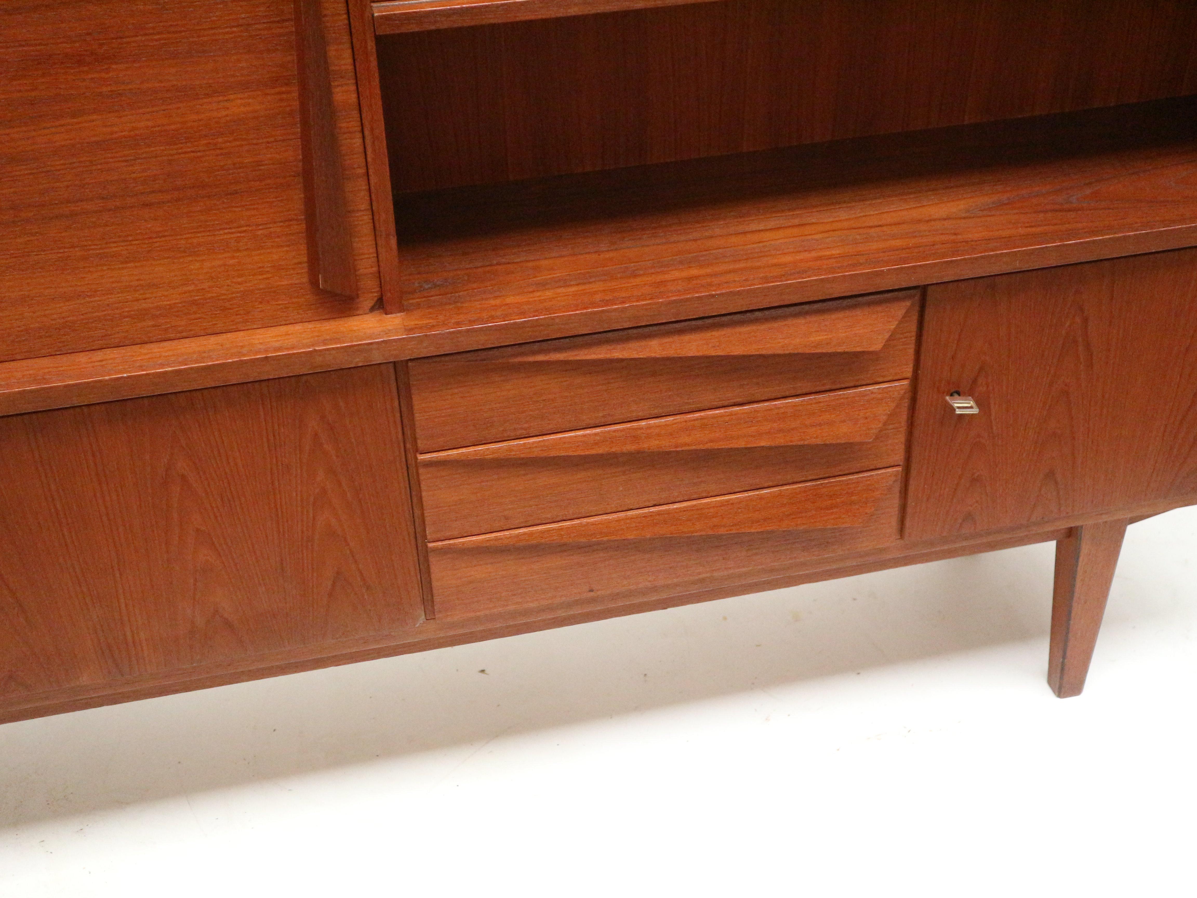 Vintage teak highboard/wall unit/sideboard from the 1960s For Sale 6