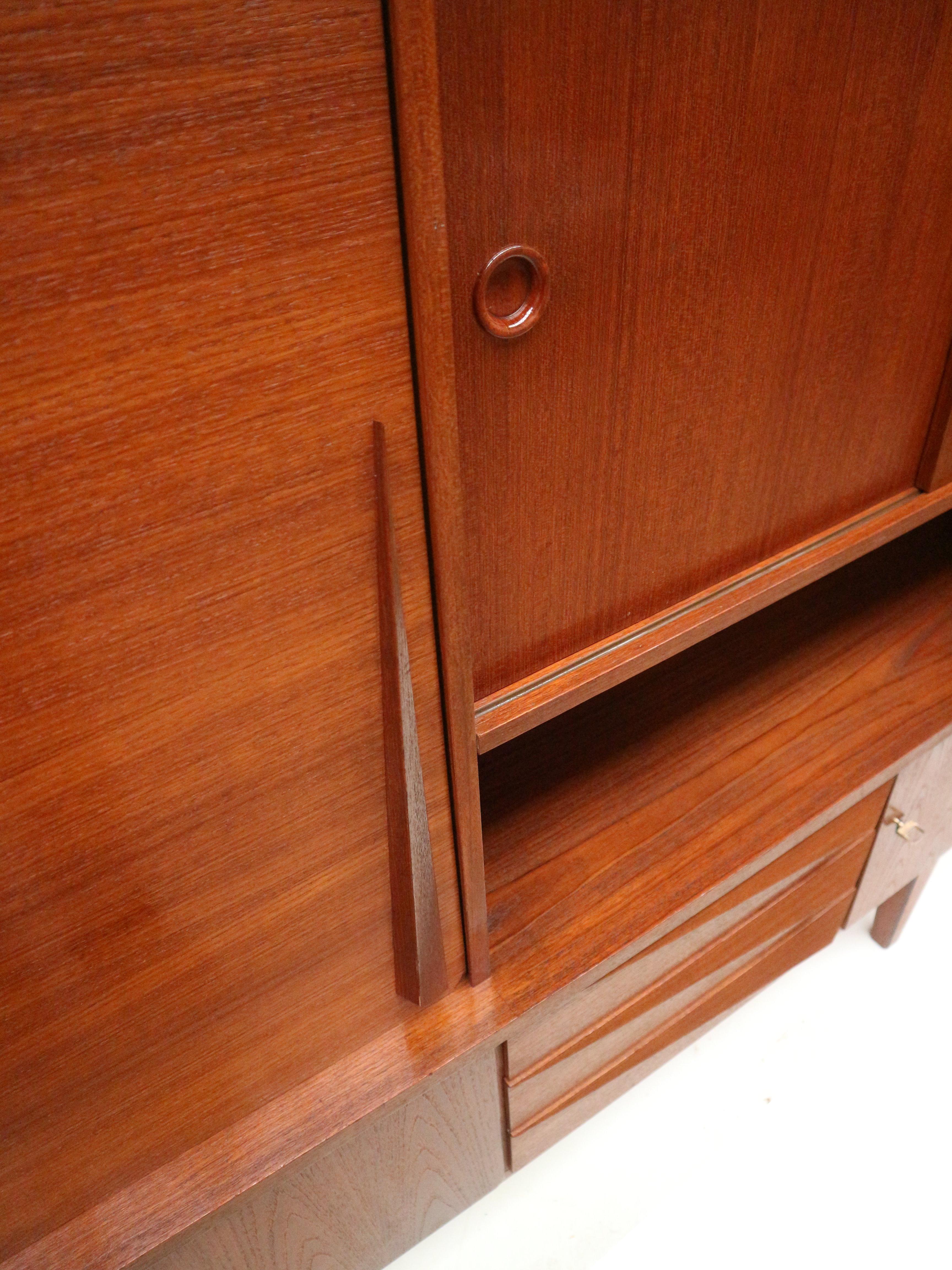 Vintage teak highboard/wall unit/sideboard from the 1960s For Sale 1