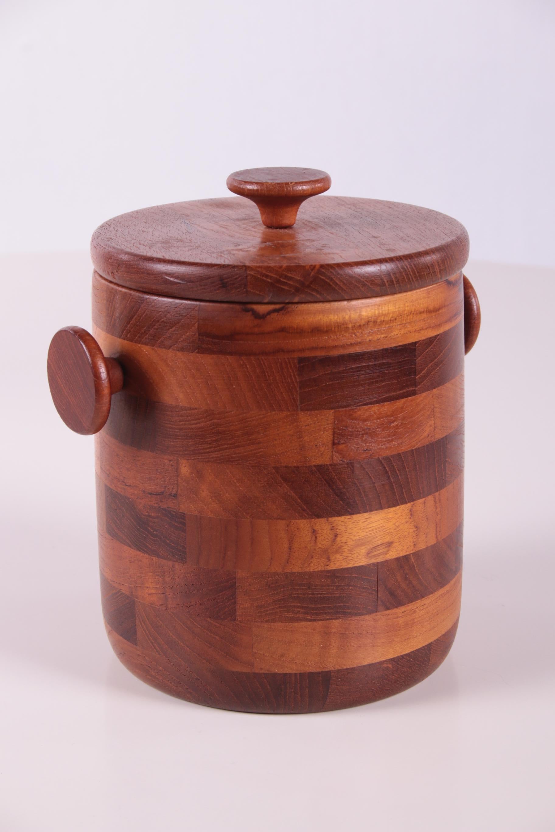 Cubitera vintage de teca diseño Viners of Sheffield

Cubitera vintage de los años sesenta fabricada en madera de teca. Precioso modelo y fabricado por los Viners de Shefflield, 
Inglaterra. La caja interior de plástico ya no está incluida, no ha