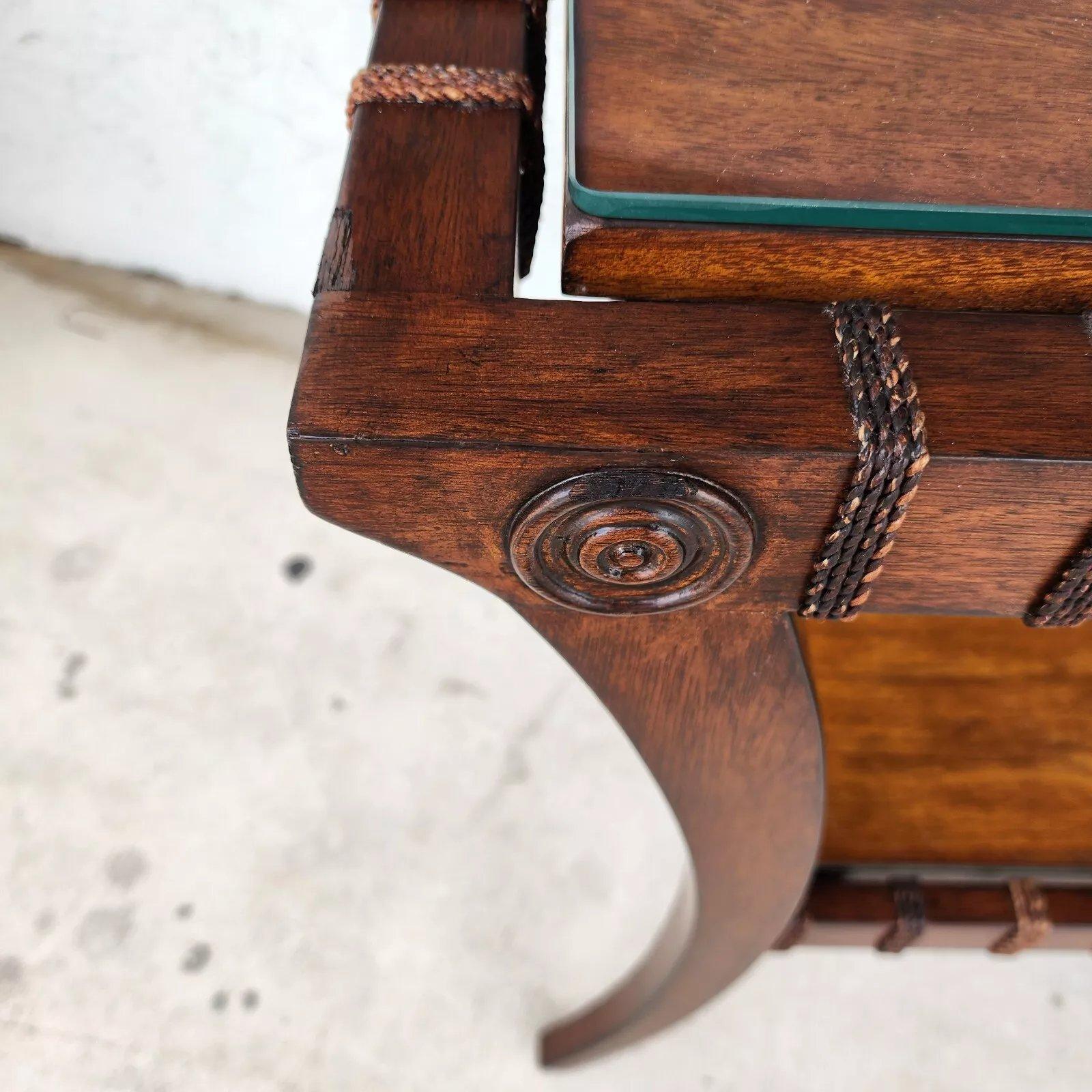 Vintage Teak Klismos Beistelltische mit Glas Paar im Angebot 8