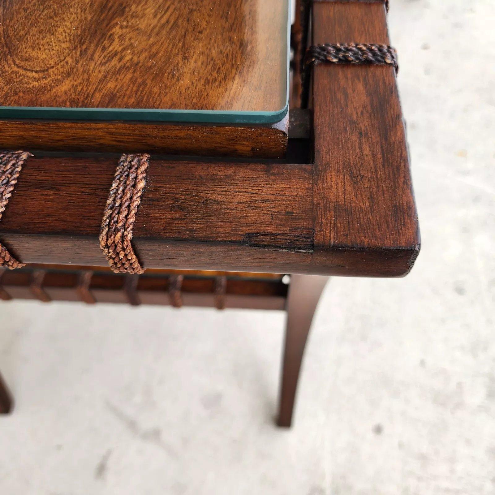Vintage Teak Klismos Beistelltische mit Glas Paar im Angebot 9