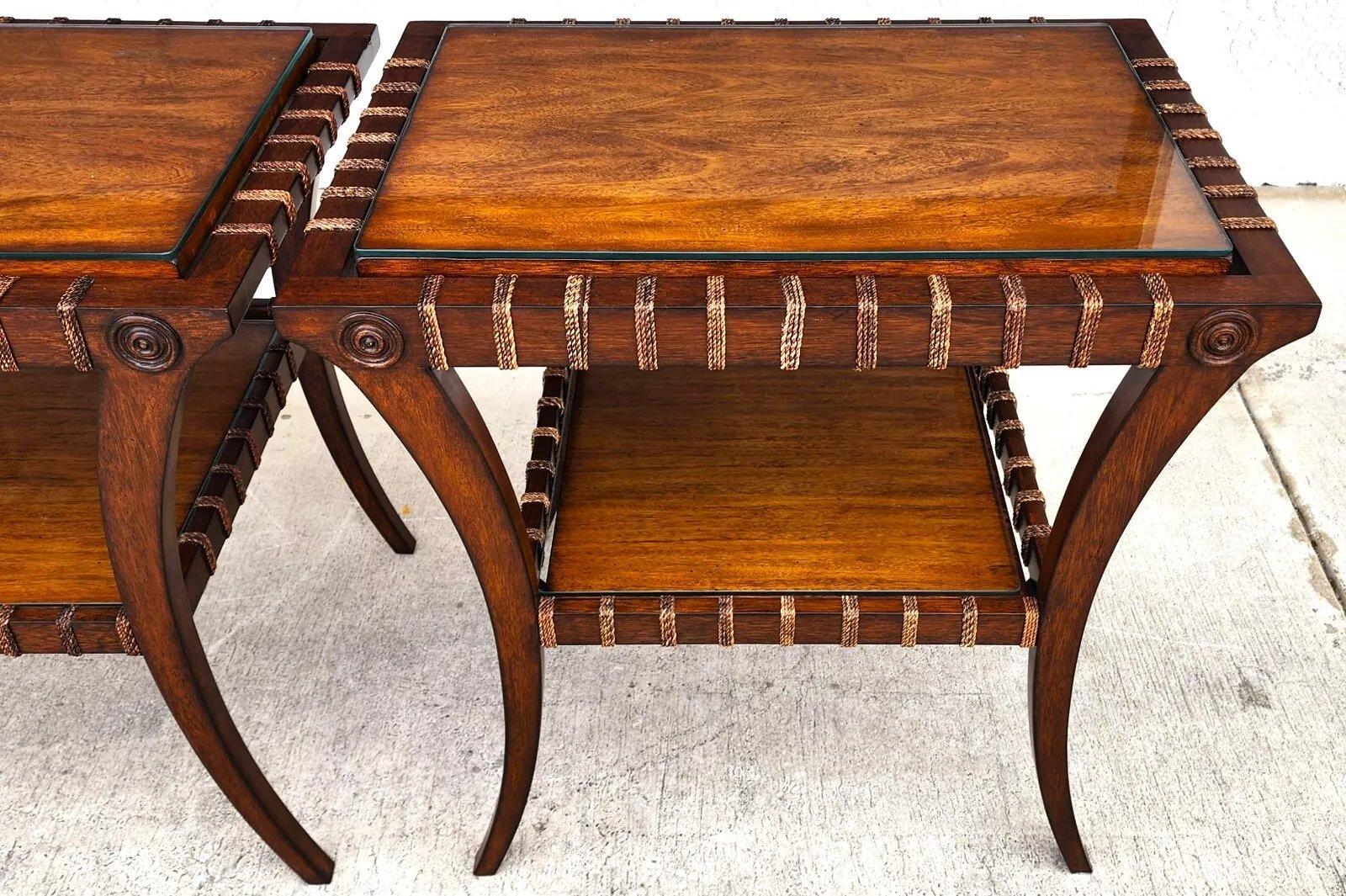 Vintage Teak Klismos Beistelltische mit Glas Paar im Zustand „Gut“ im Angebot in Lake Worth, FL