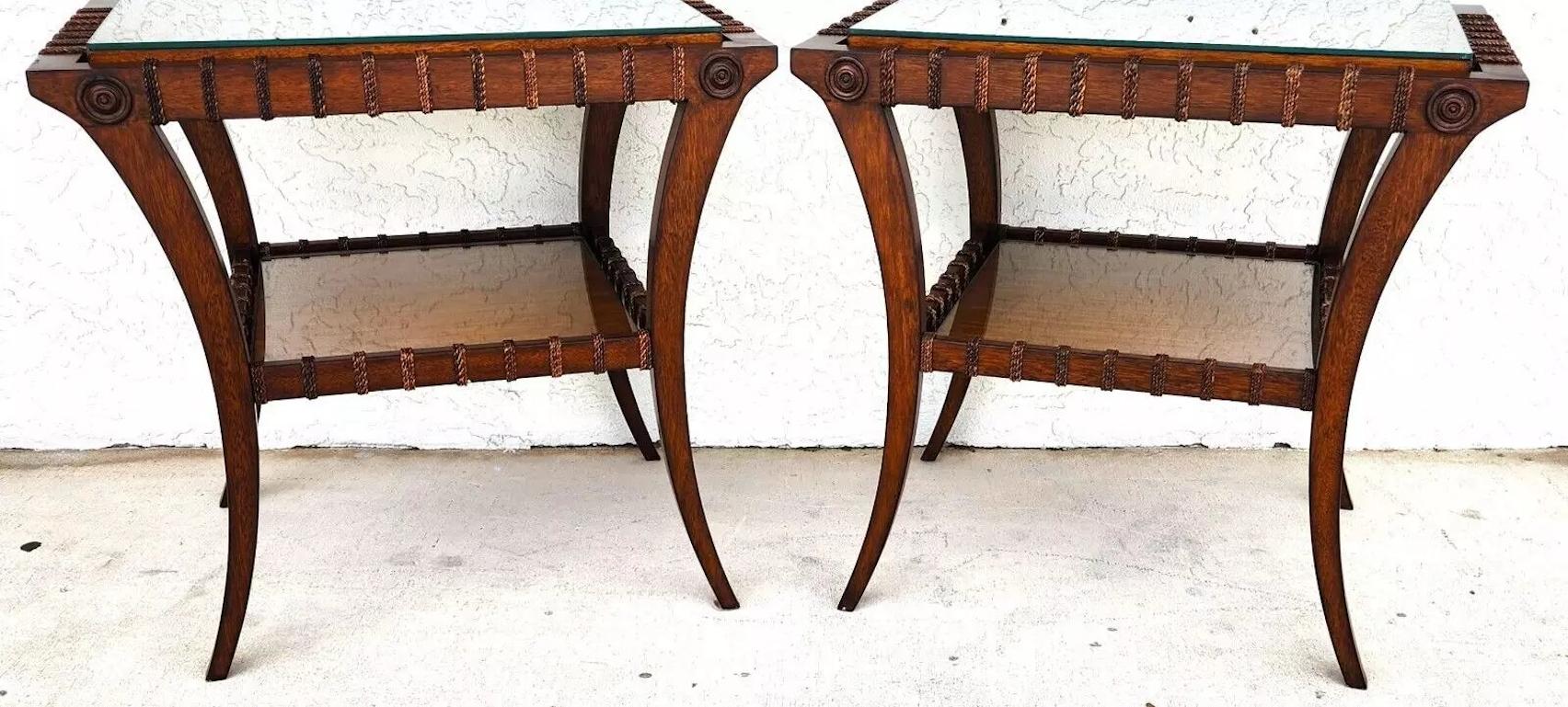 Vintage Teak Klismos Beistelltische mit Glas Paar (Ende des 20. Jahrhunderts) im Angebot