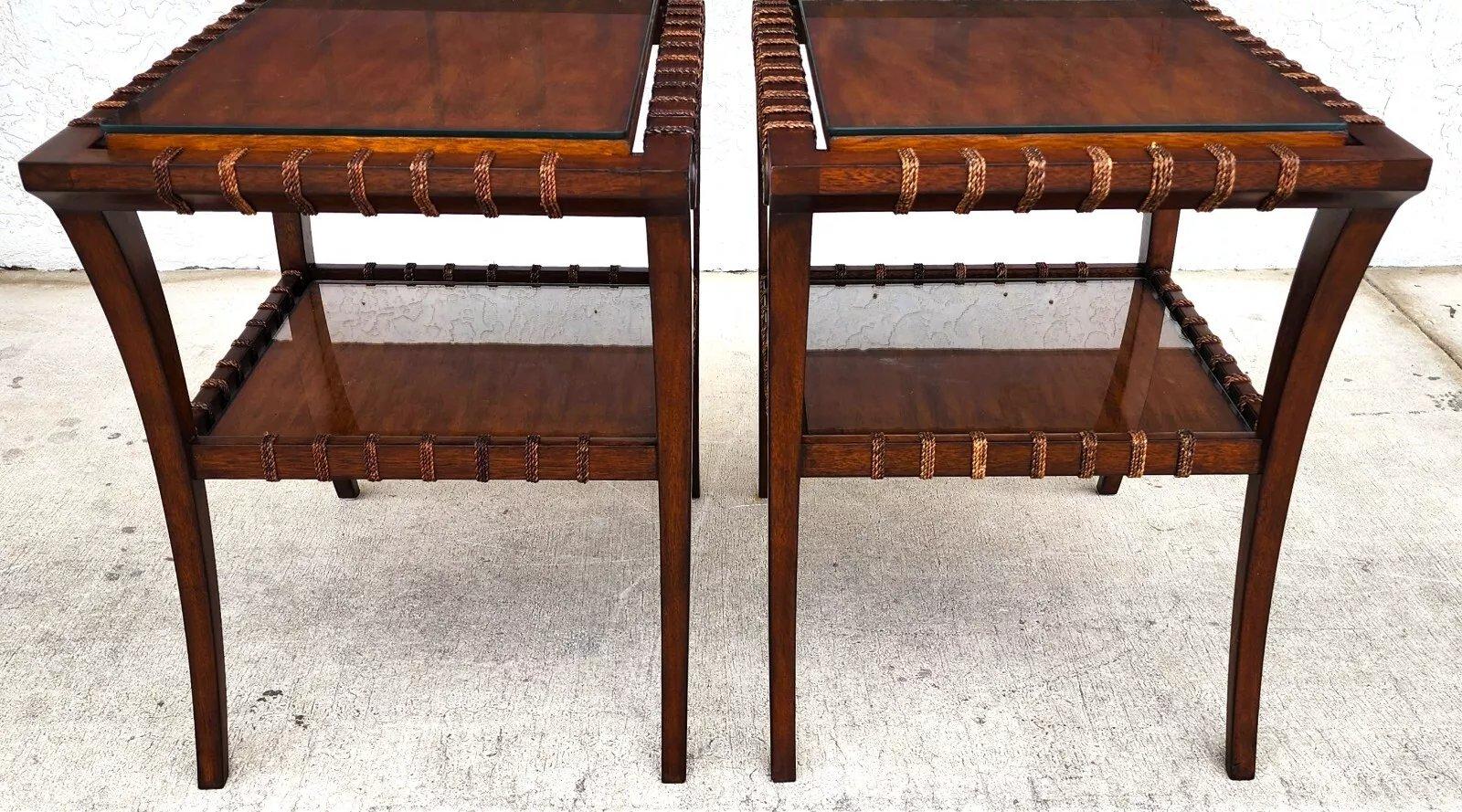 Vintage Teak Klismos Beistelltische mit Glas Paar (Seil) im Angebot