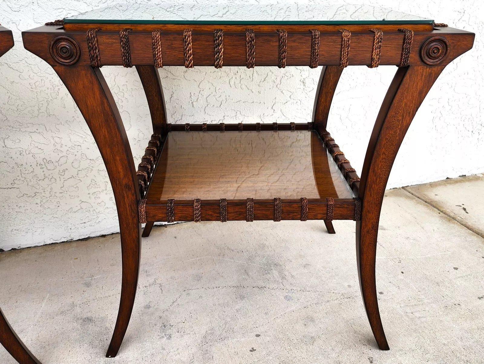Vintage Teak Klismos Beistelltische mit Glas Paar im Angebot 1