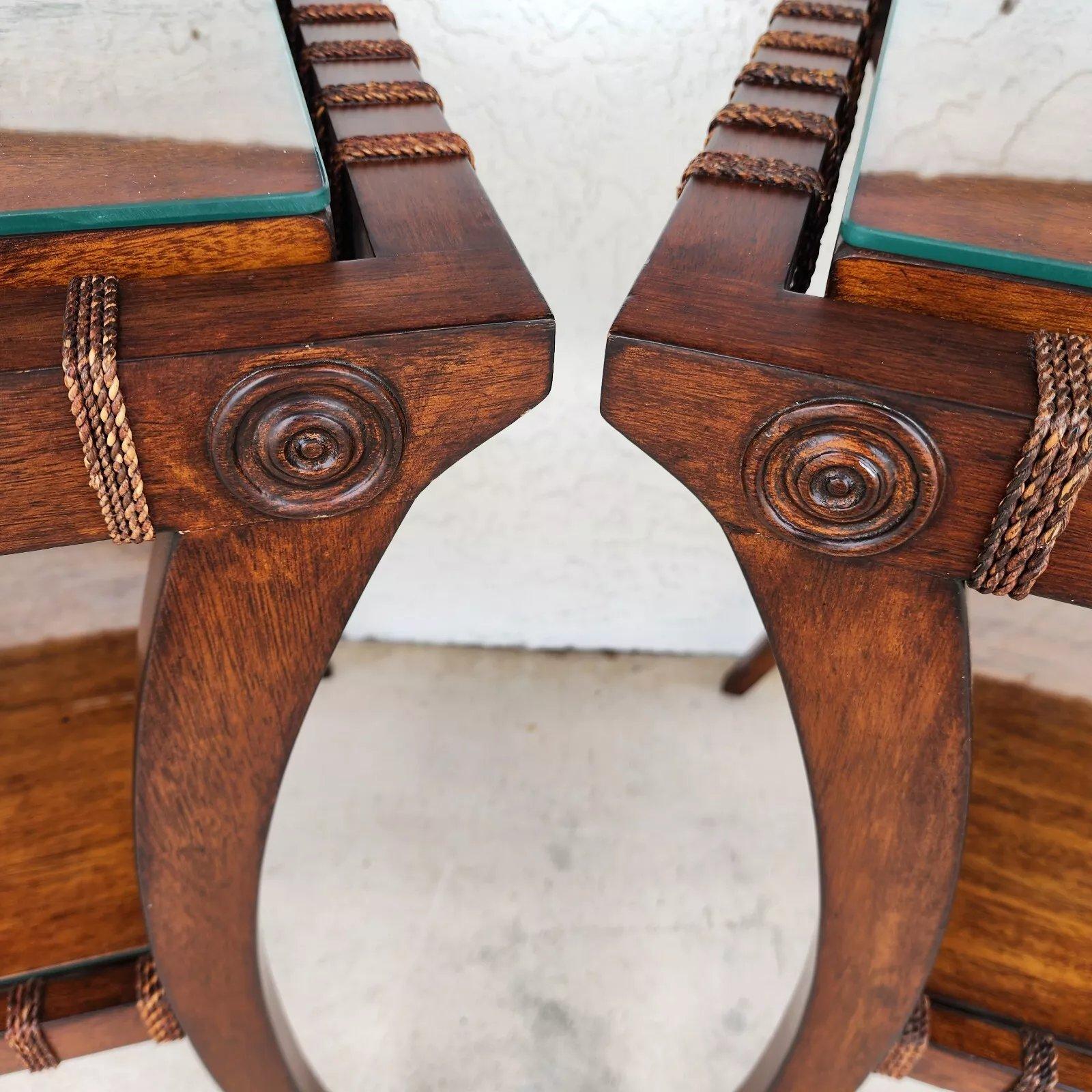 Vintage Teak Klismos Beistelltische mit Glas Paar im Angebot 3