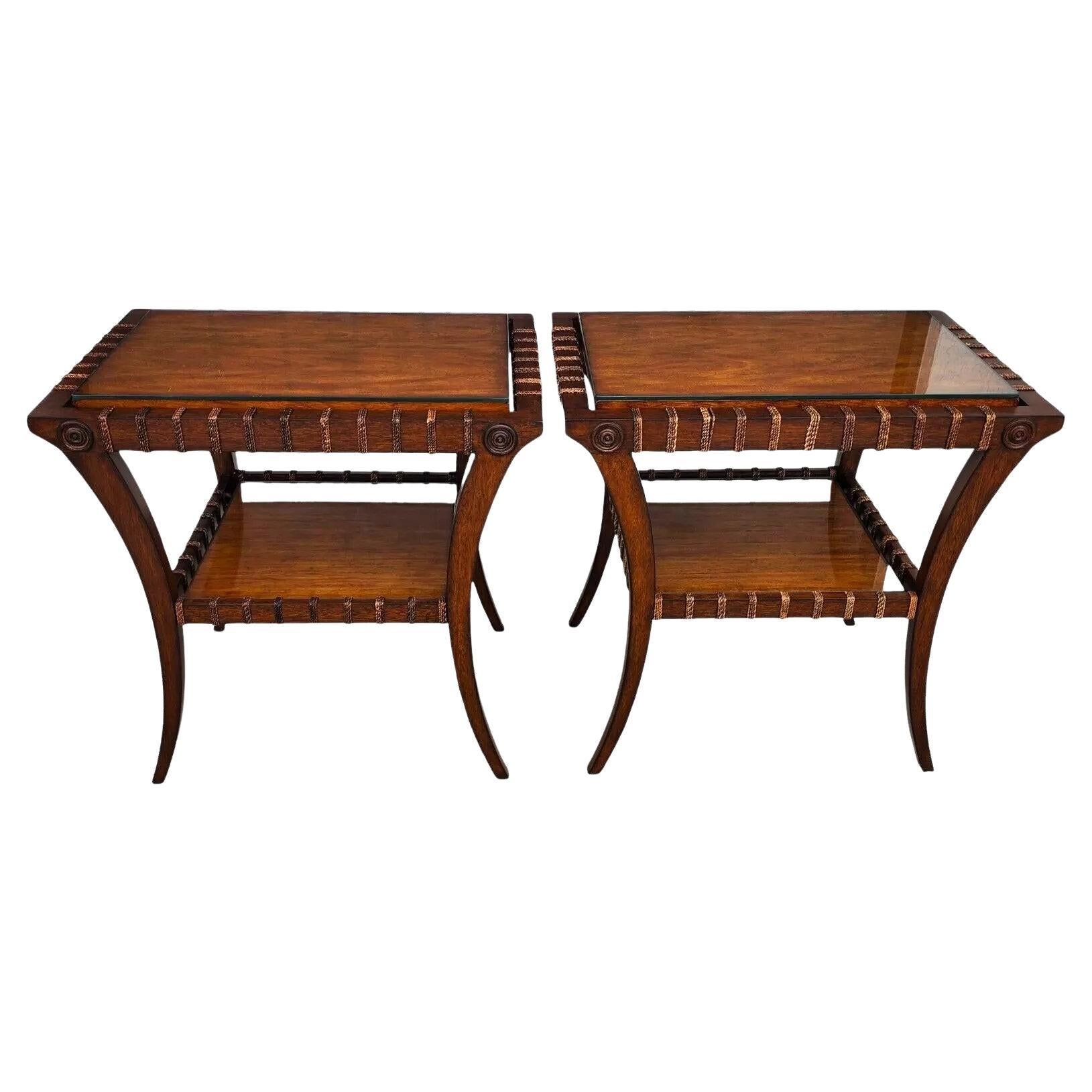 Vintage Teak Klismos Beistelltische mit Glas Paar im Angebot