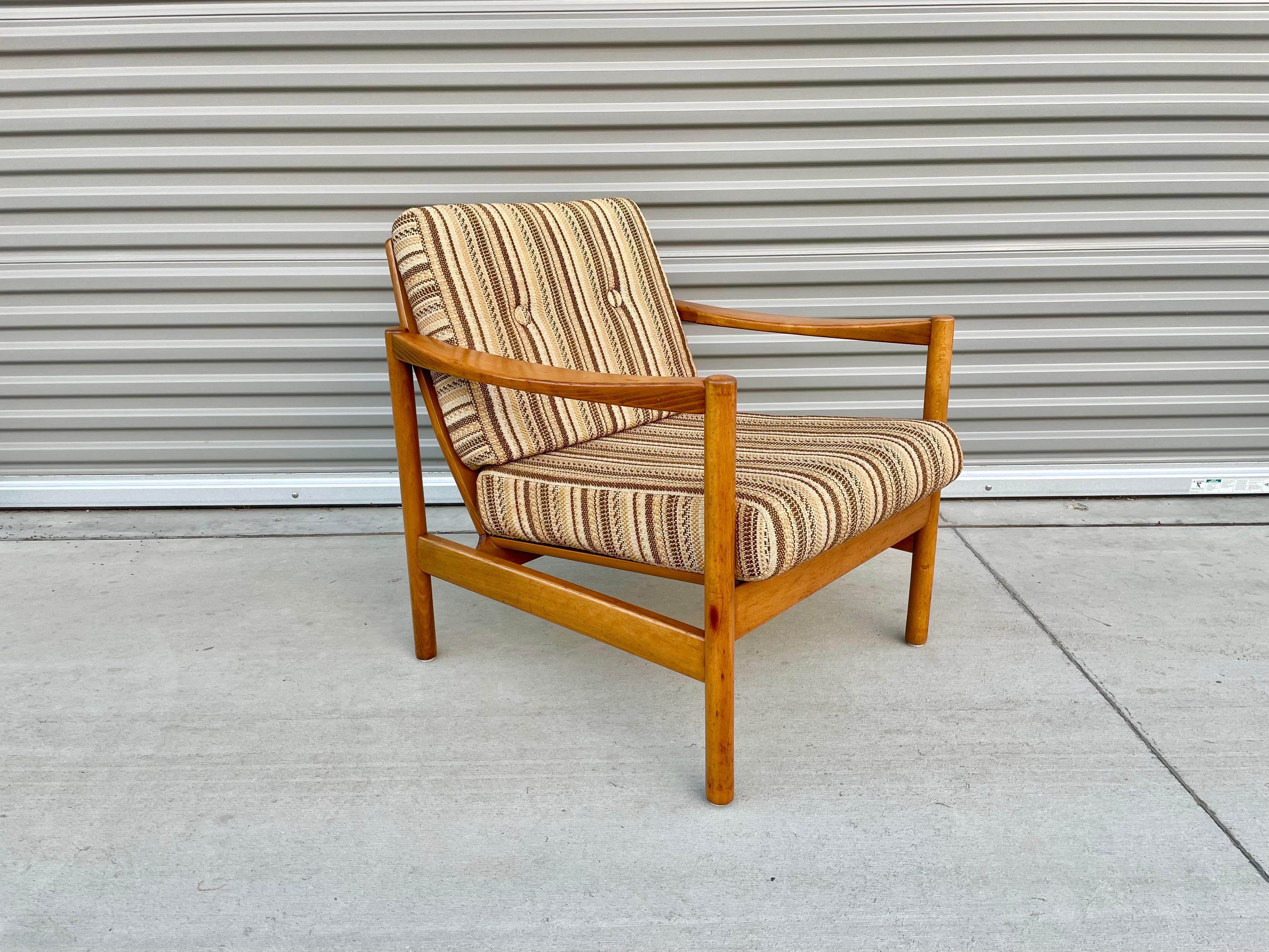 Vintage Teak Lounge Chair In Good Condition For Sale In North Hollywood, CA