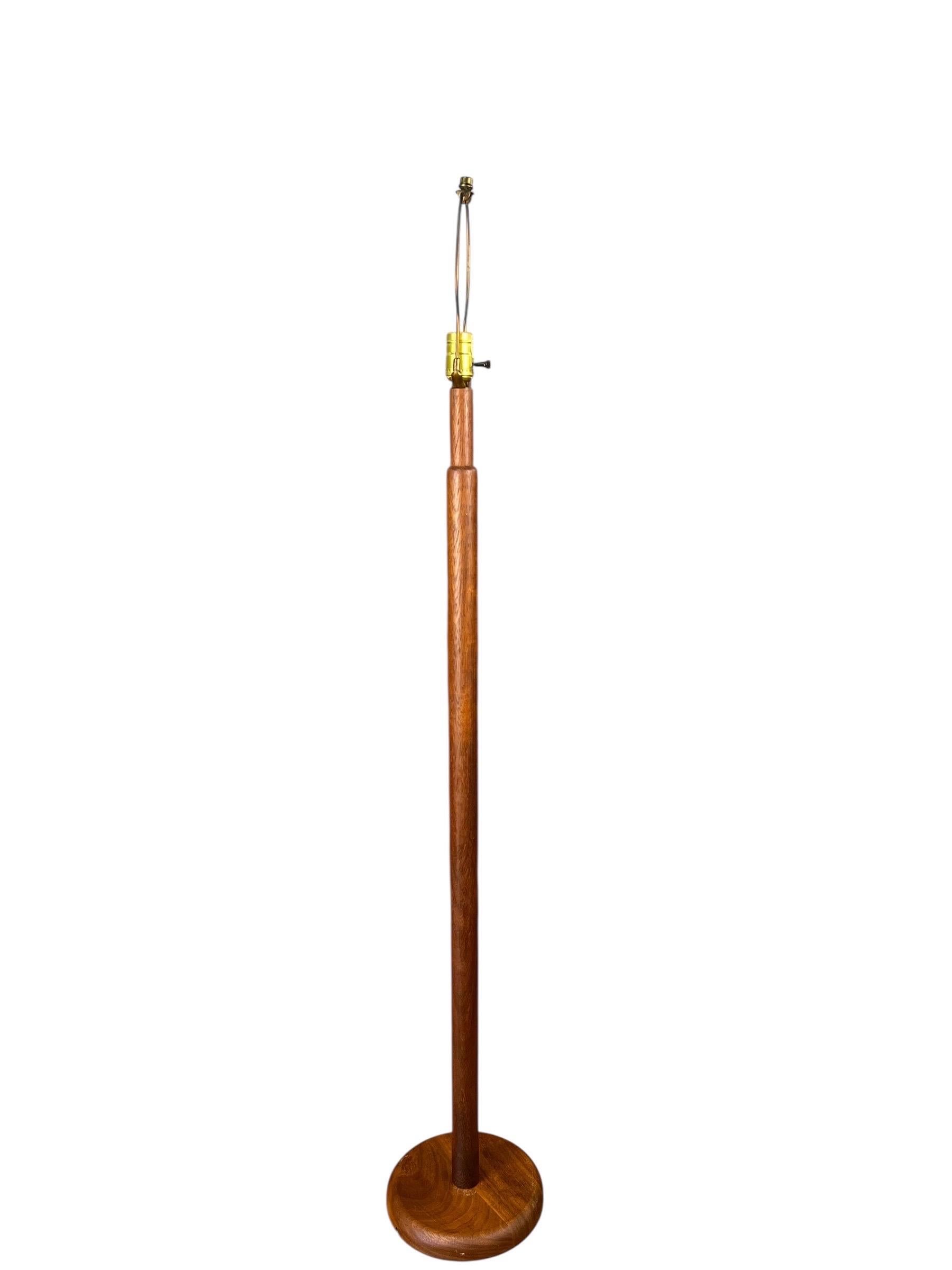 Vintage Teak Martz Floor Lamp for Marshall Studios In Good Condition For Sale In Esperance, NY