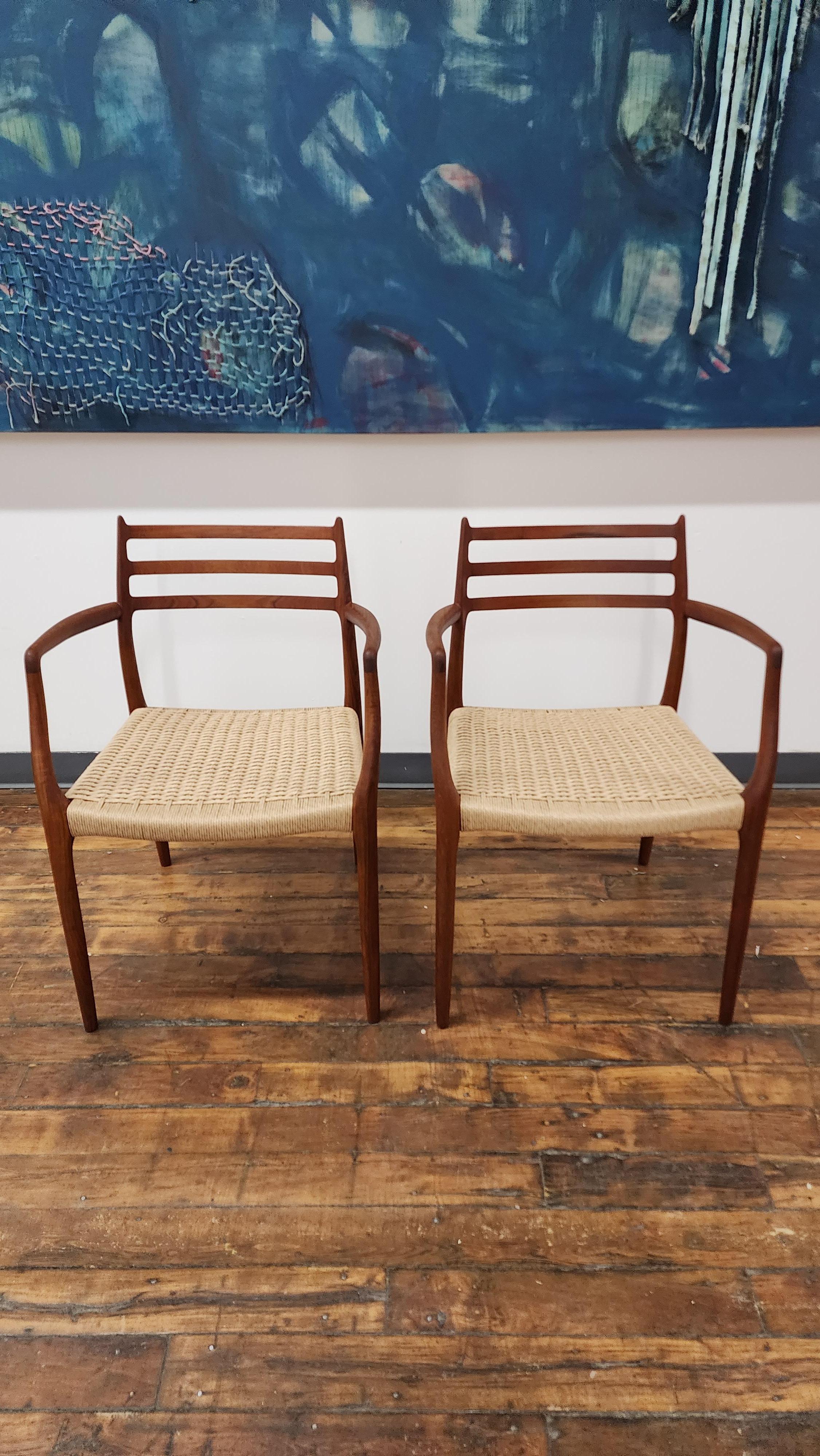 Schönes Paar Kapitänsstühle aus Teakholz. Modell 62 von Niels Moller.  Die Rahmen wurden komplett überarbeitet und mit neuer dänischer Kordel versehen.  diese stühle sind die kultigen dänischen modernen speisesaalstühle