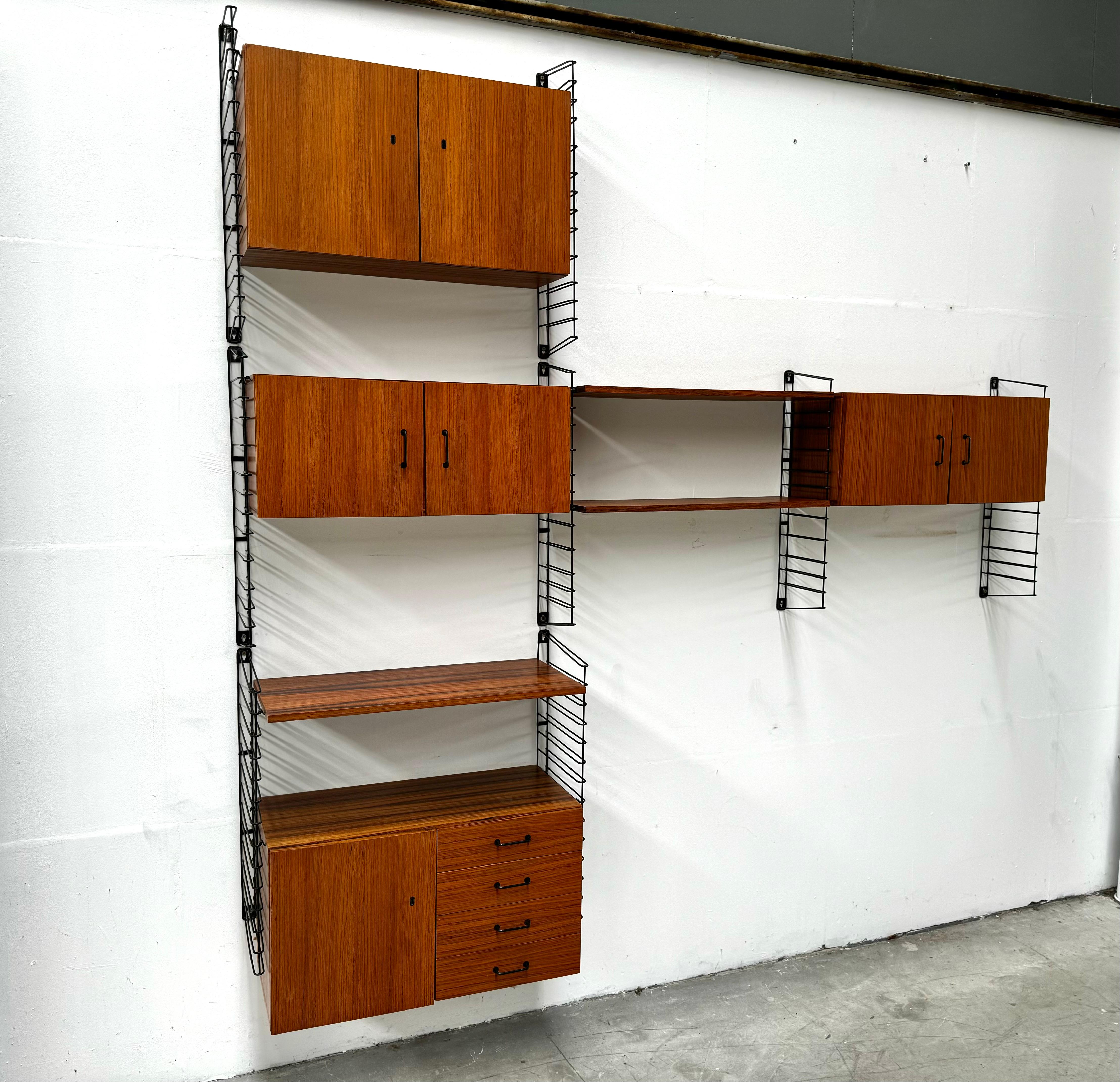 Mid-Century moderno Parete modulare in teak vintage di Tomado per Musterring, anni '60. in vendita