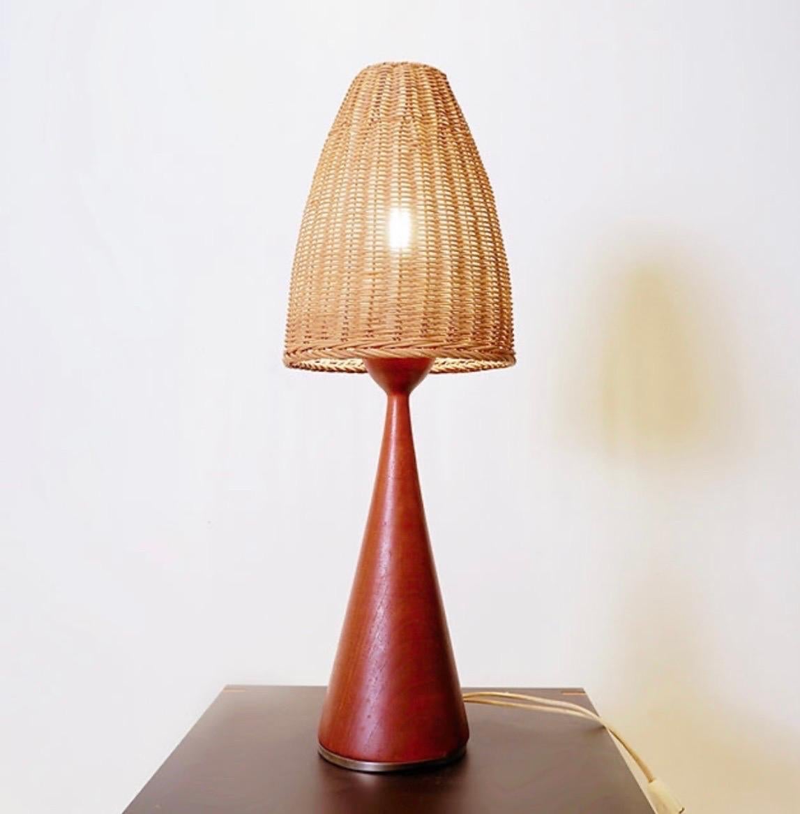 Vintage teak mushroom table lamp wicker lampshade

Wear consistent with age and use.

Wabi Sabi - Vintage - Decoration