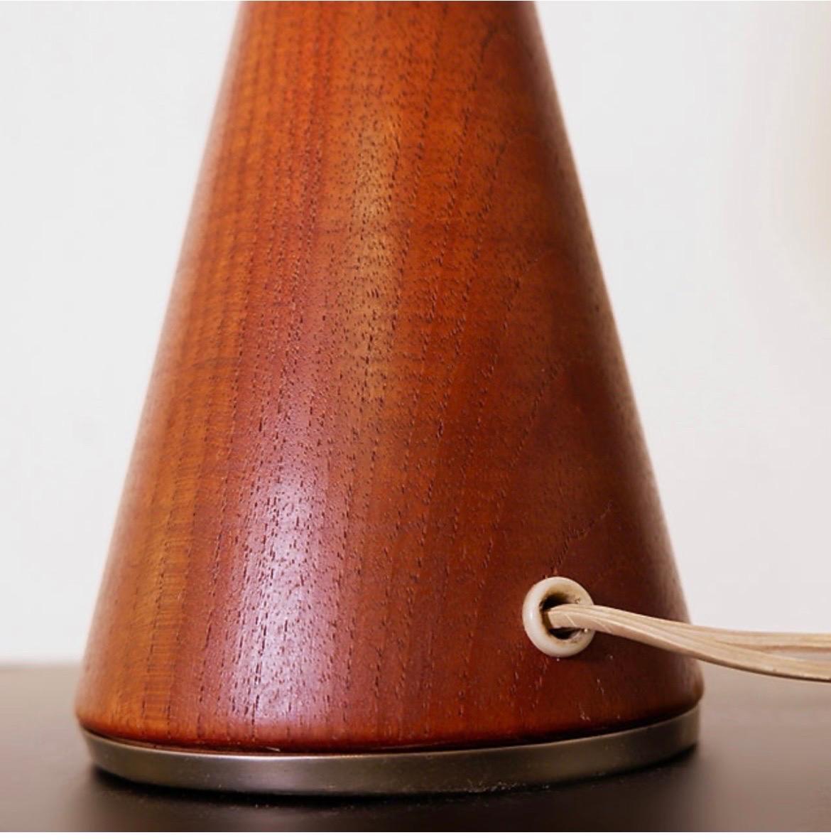 Vintage teak mushroom table lamp wicker lampshade In Good Condition For Sale In Linkebeek, BE