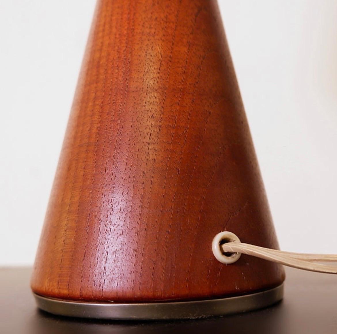 Vintage teak mushroom table lamp wicker lampshade In Good Condition In Linkebeek, BE