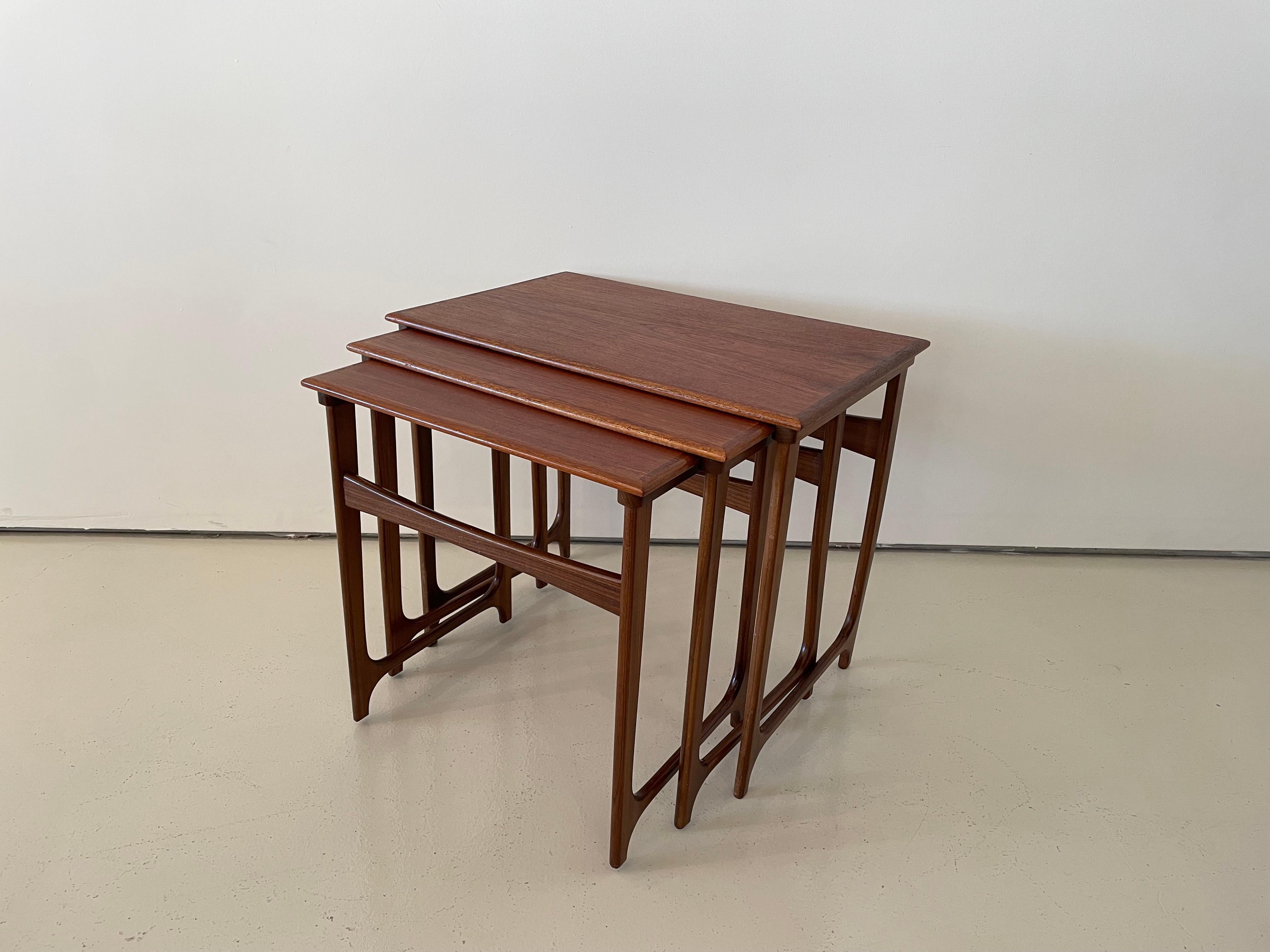 Tables gigognes en bois de teck massif du milieu du siècle dernier

À la manière de Hans Wegner 

Détail sculpté unique sur ces tables par rapport aux tables gigognes en teck similaires. 

Aucune marque, aucun marquage, aucune étiquette. 

Aucun