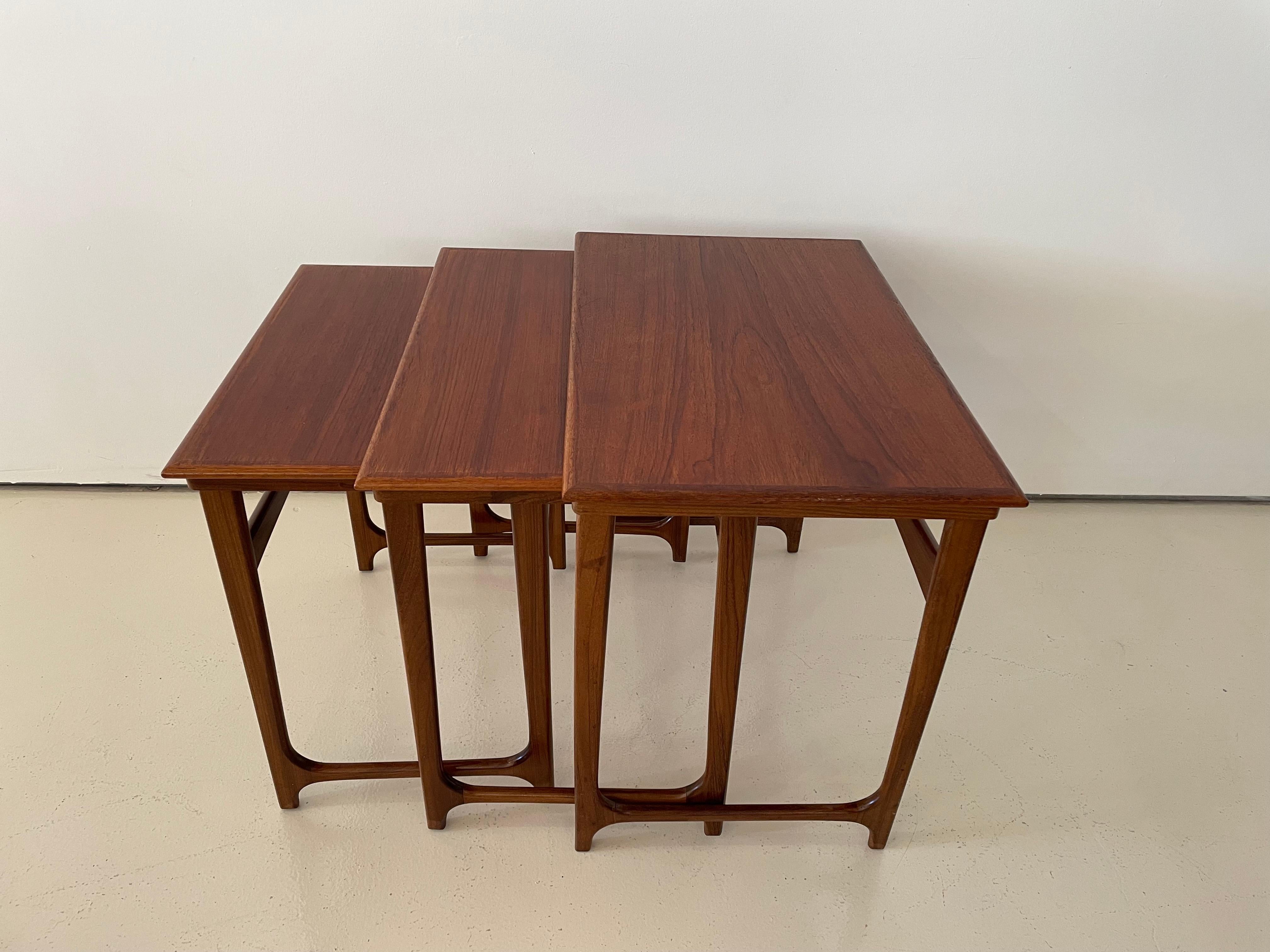 Mid-Century Modern Tables d'extrémité gigognes vintage en teck, lot de 3 en vente