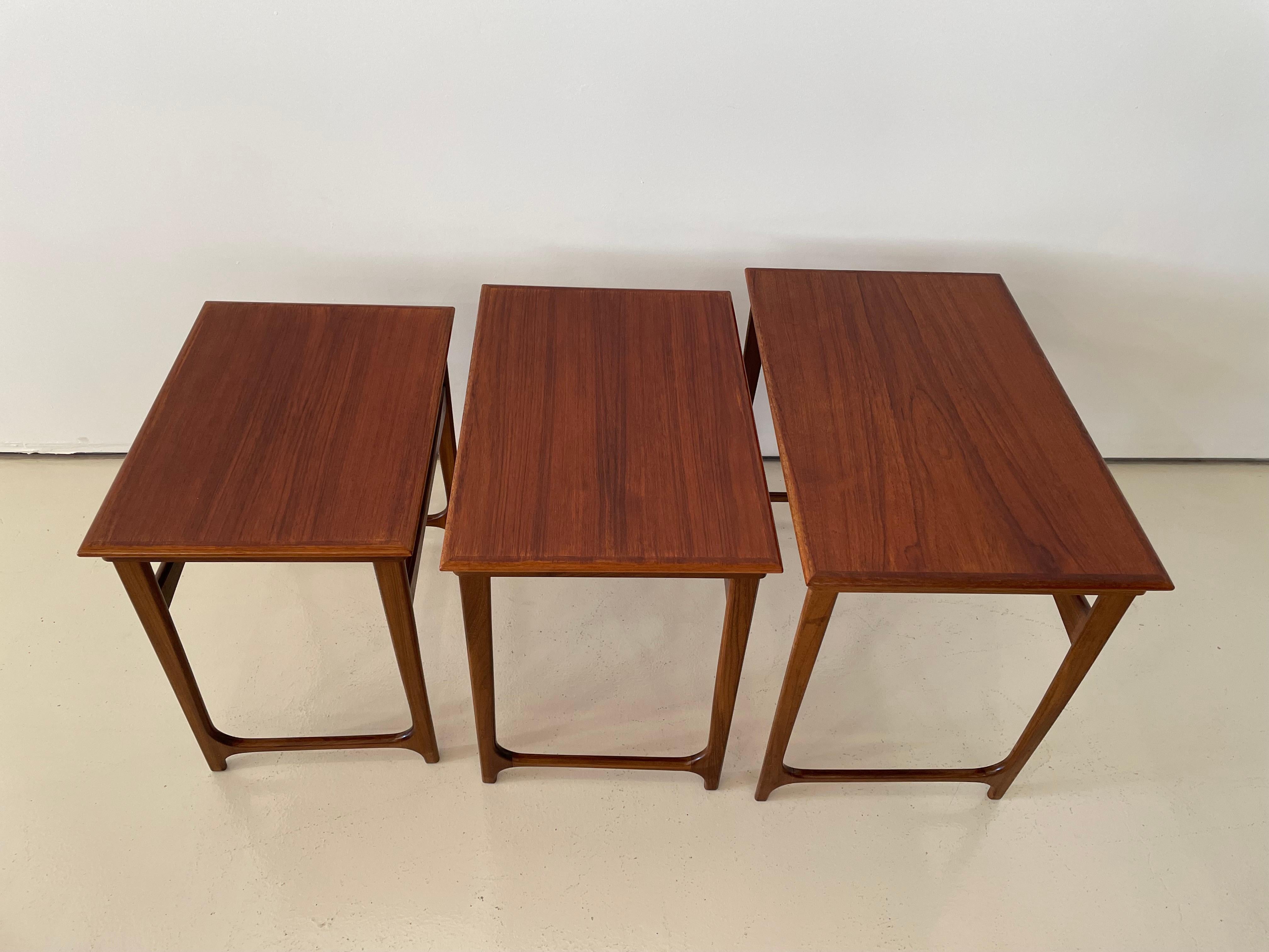 Inconnu Tables d'extrémité gigognes vintage en teck, lot de 3 en vente