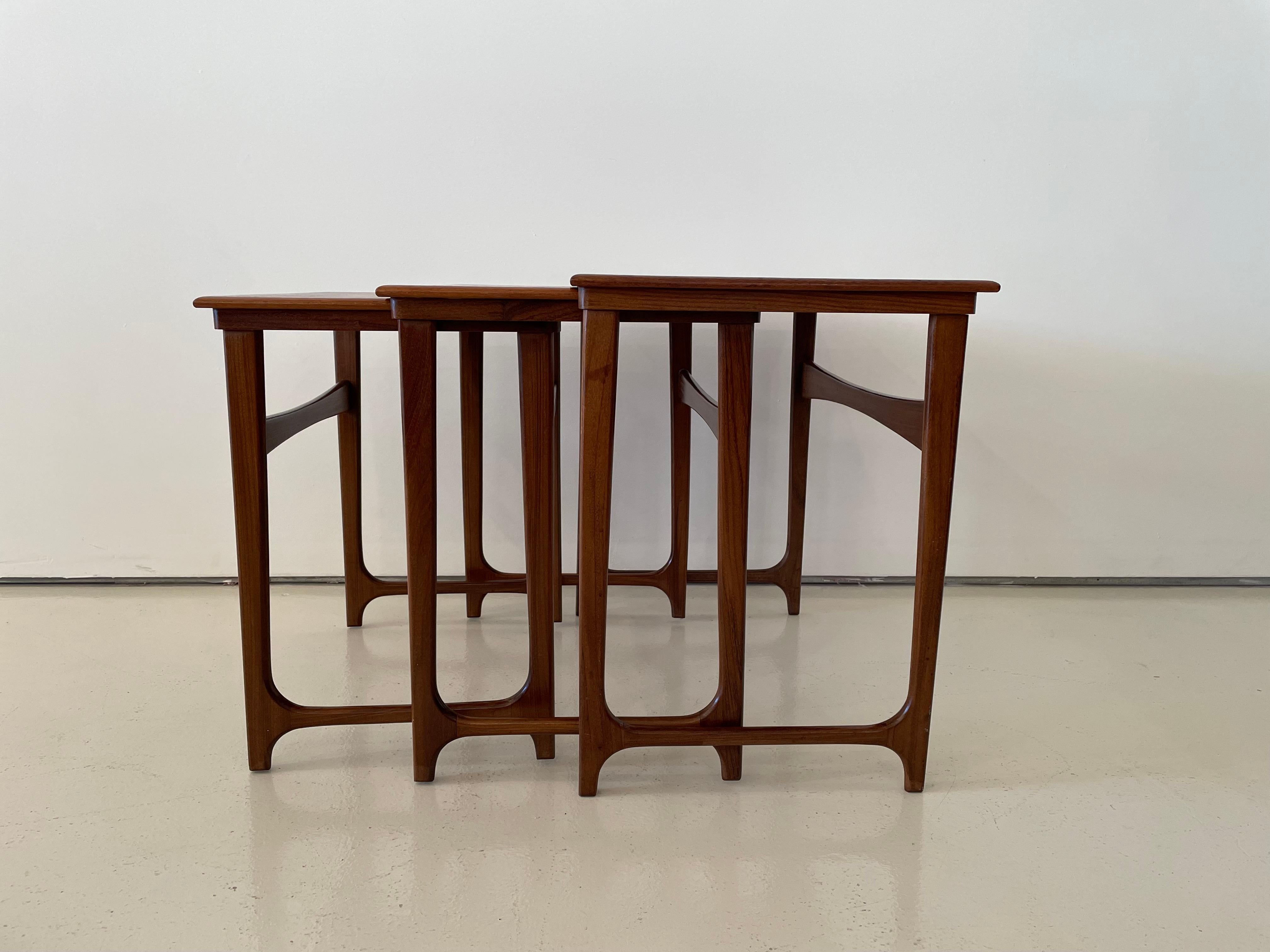 Tacheté Tables d'extrémité gigognes vintage en teck, lot de 3 en vente