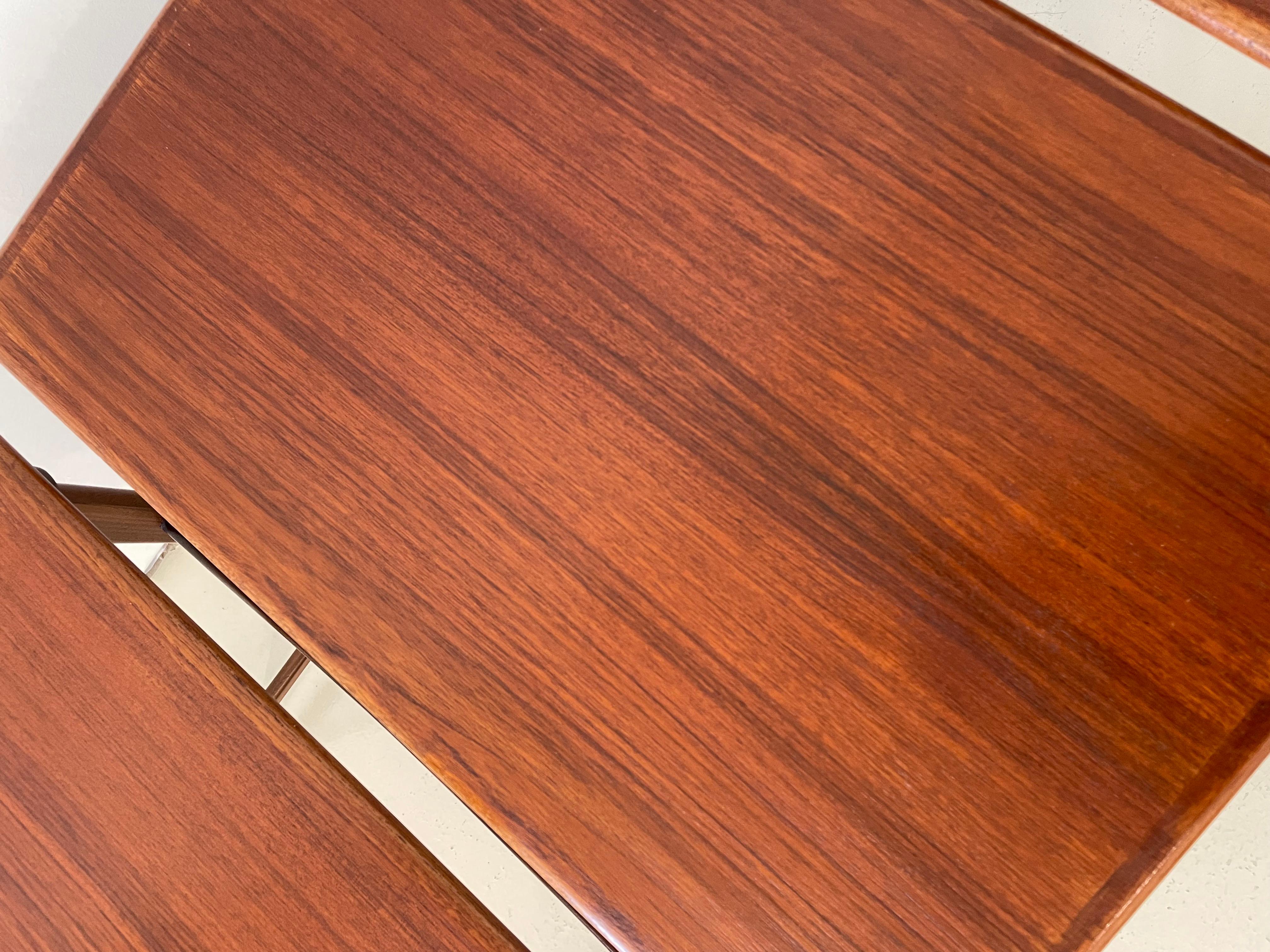 Tables d'extrémité gigognes vintage en teck, lot de 3 Excellent état - En vente à Denver, CO