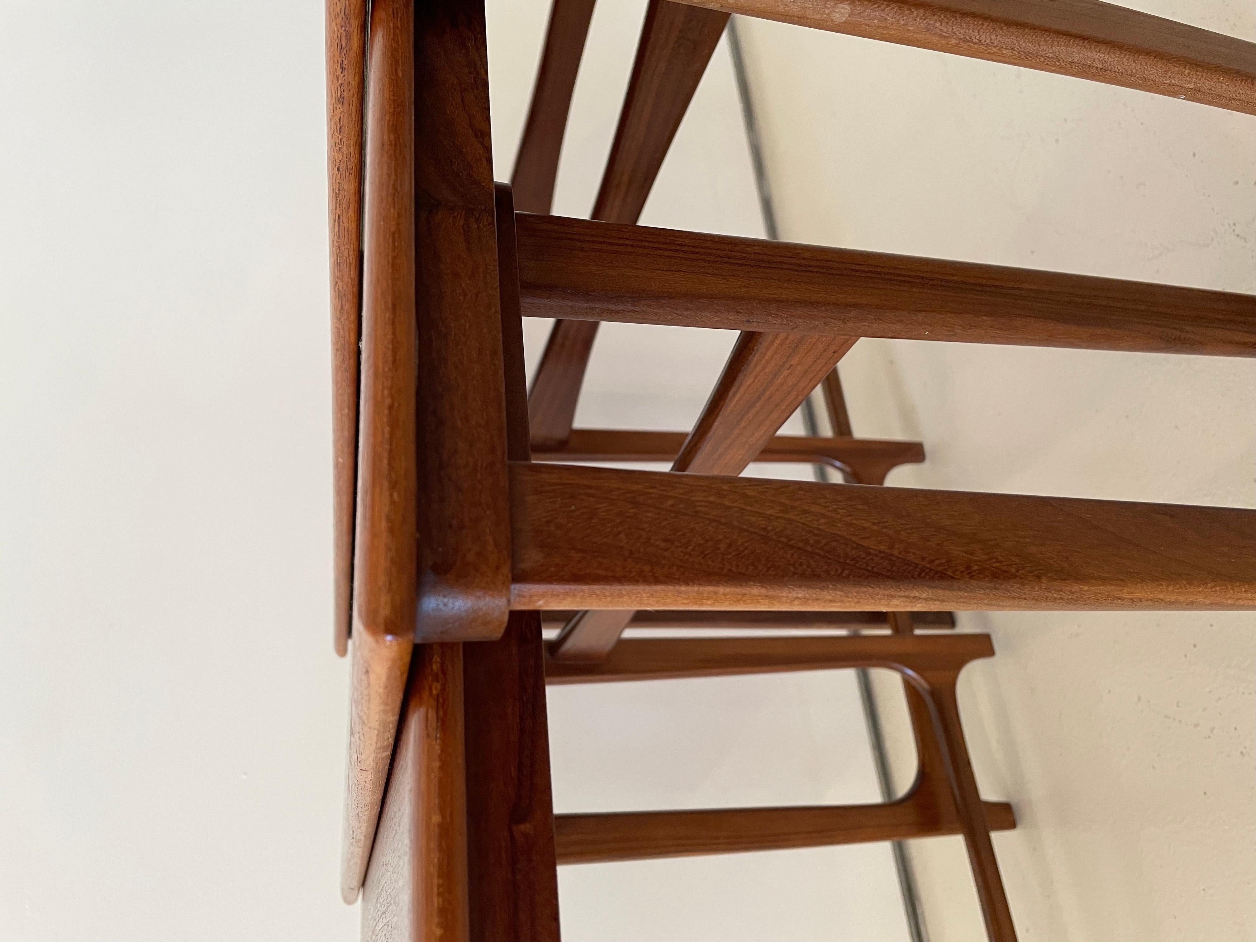 20ième siècle Tables d'extrémité gigognes vintage en teck, lot de 3 en vente