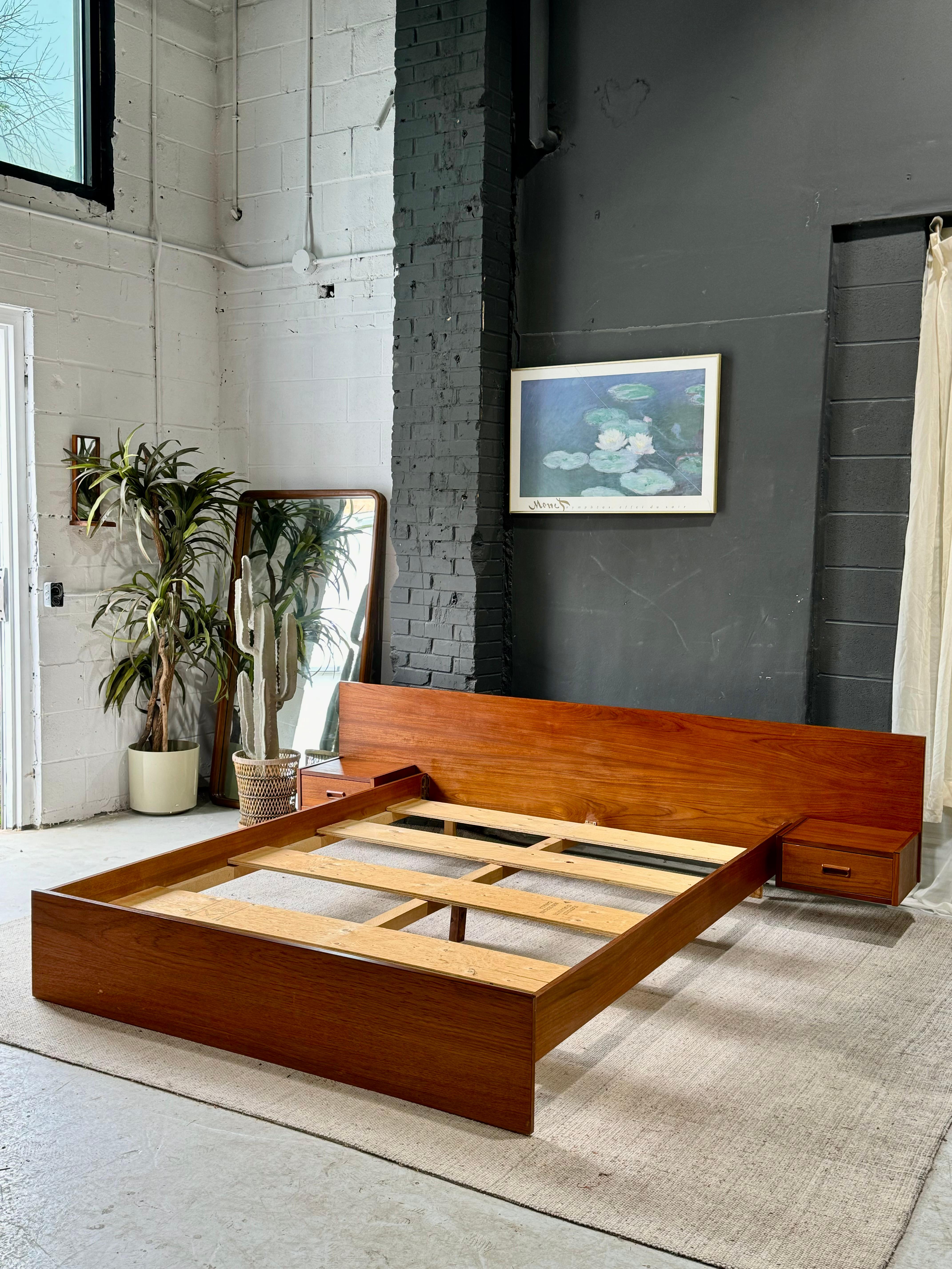 Vintage Teak Queen Bed Frame In Good Condition For Sale In Toronto, CA