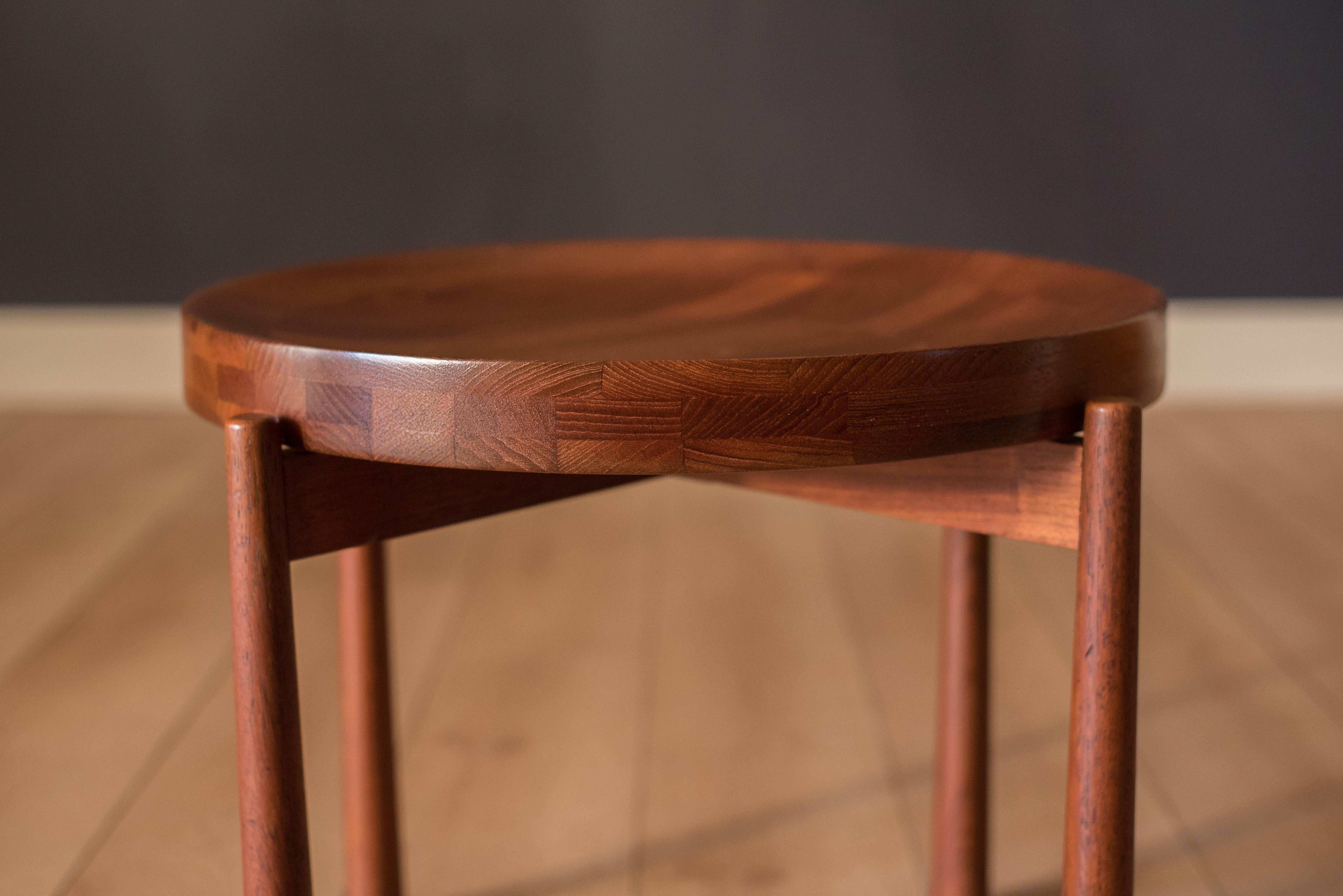 Vintage Teak Reversible Tray End Table by Dux In Good Condition In San Jose, CA