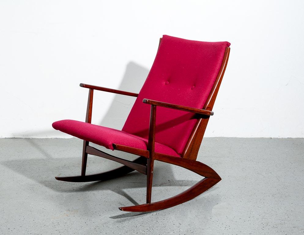 Chaise à bascule vintage conçue par Georg Jensen en teck avec un nouveau revêtement en laine rouge Maharam. Hauteur d'assise de 16.5