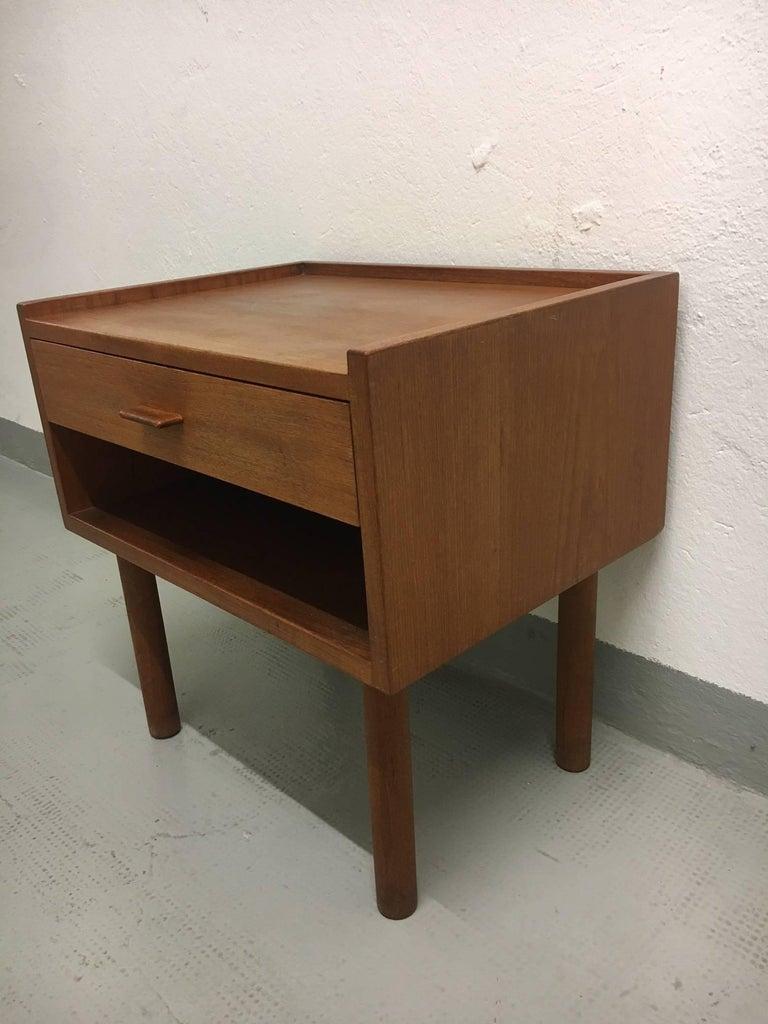 Rare minimalist pair of teak nightstands by famous designer Hans J. Wegner and produced by RY Møbler in Denmark ca. 1960
Very good condition, signed with manufacturer label underneath. Dismountable legs for easy shipping.
1 single top drawer with a