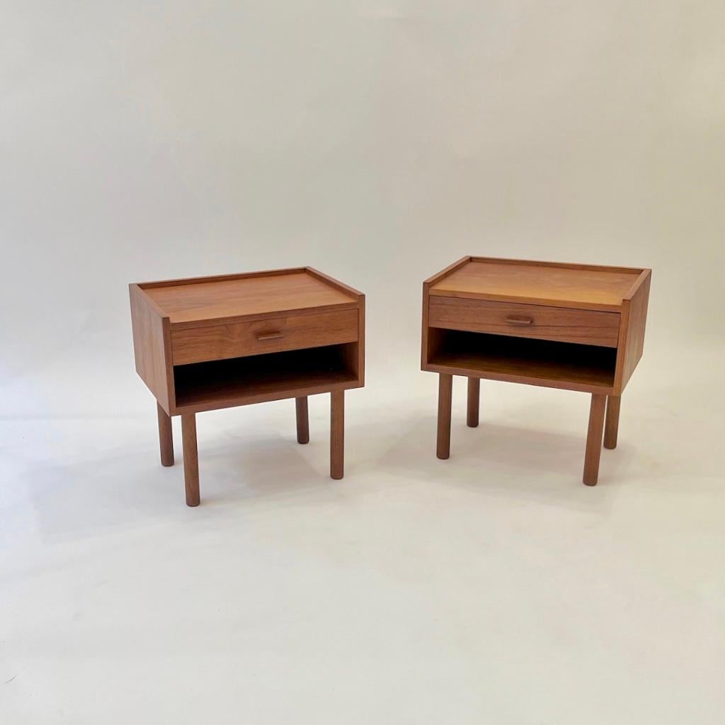 Rare paire de tables de nuit minimalistes en teck du célèbre designer Hans J. Wegner et produites par RY Møbler au Danemark vers 1960.
Très bon état, signé avec l'étiquette du fabricant en dessous. Pieds démontables pour faciliter le transport.
1