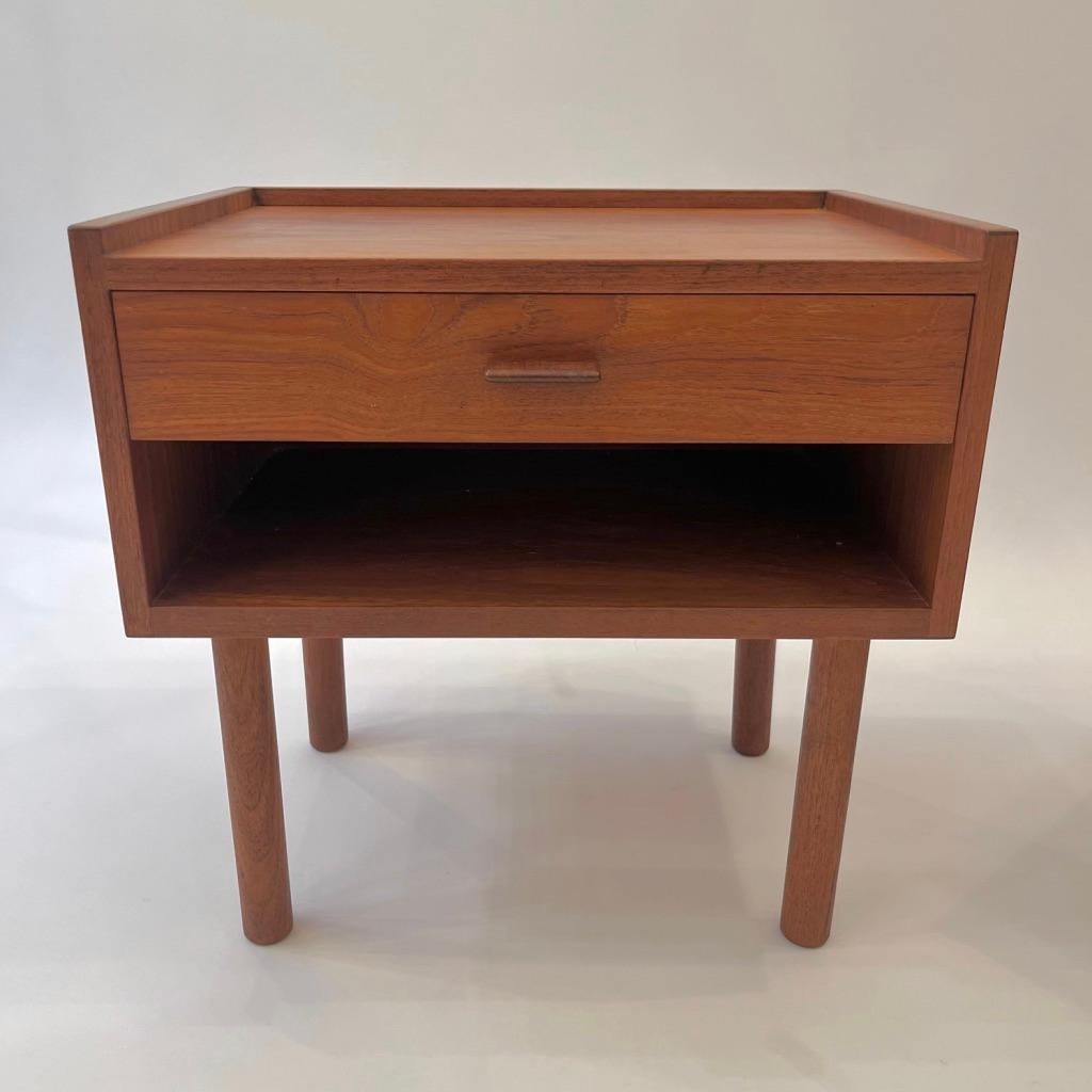 Paire de tables de chevet en teck RY430 par Hans J. Wegner, Danemark vers les années 1960 Bon état - En vente à Geneva, CH