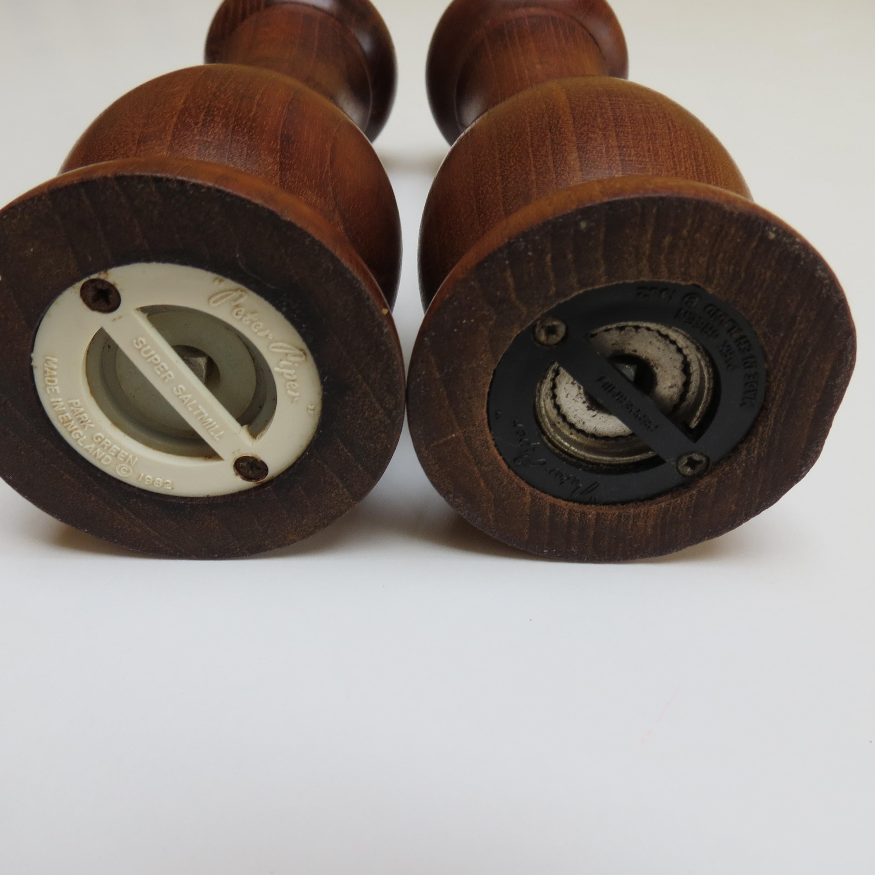 Vintage Teak Salt And Pepper Grinders By Peter Piper Super Salt And Pepper Mill  In Good Condition For Sale In Stow on the Wold, GB
