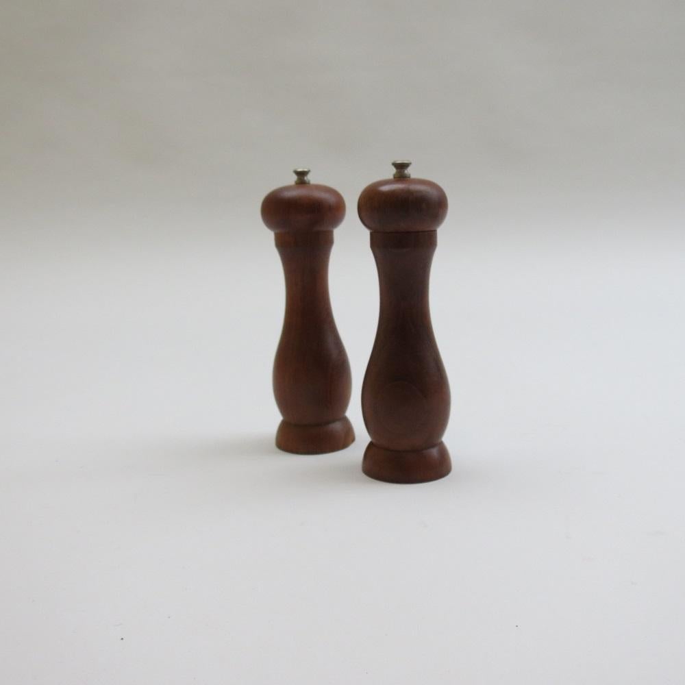 20th Century Vintage Teak Salt And Pepper Grinders By Peter Piper Super Salt And Pepper Mill  For Sale