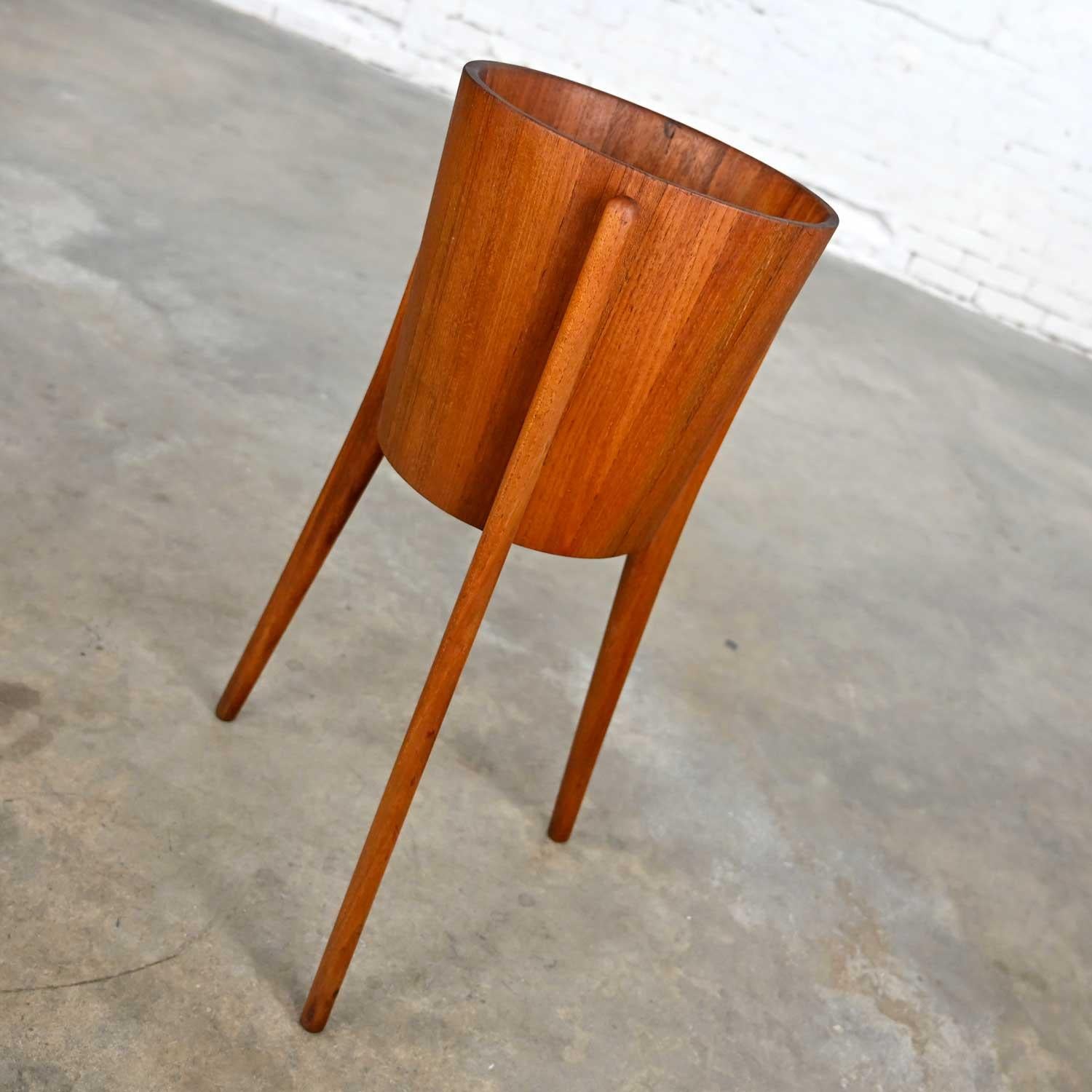 Awesome vintage teak Scandinavian Modern tri-leg standing bucket shaped planter. Beautiful condition, keeping in mind that this is vintage and not new so will have signs of use and wear. Open joints were glued, some patching of teak in interior,