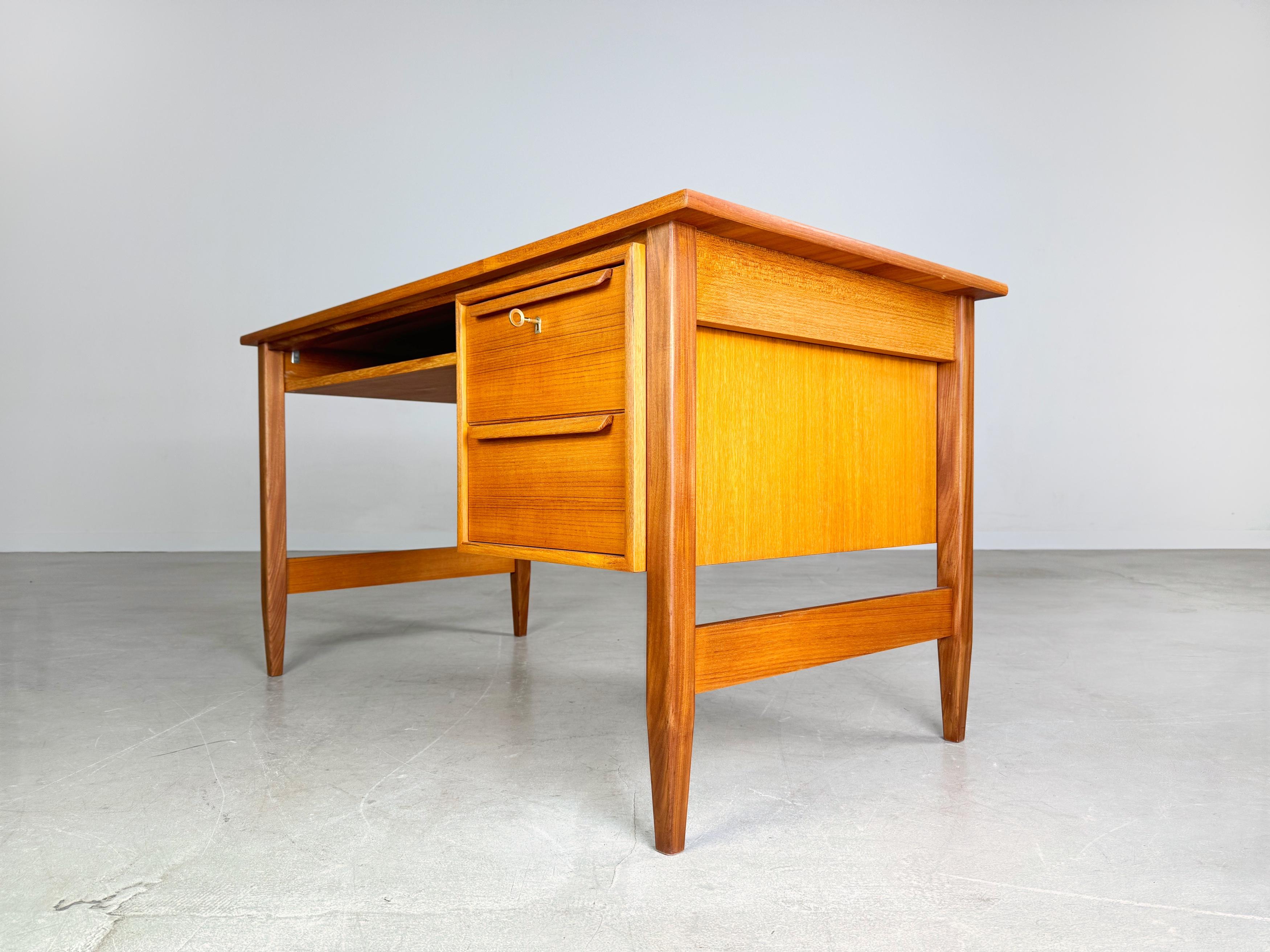 Ti offriamo uno splendido Schreibtisch in teak vintage degli anni '60 da acquistare. Il Tisch di WK Möbel è composto da due schermi di dimensioni ridotte per un'ampia superficie di appoggio. In questo modo, su tutta la lunghezza del tavolo, si trova