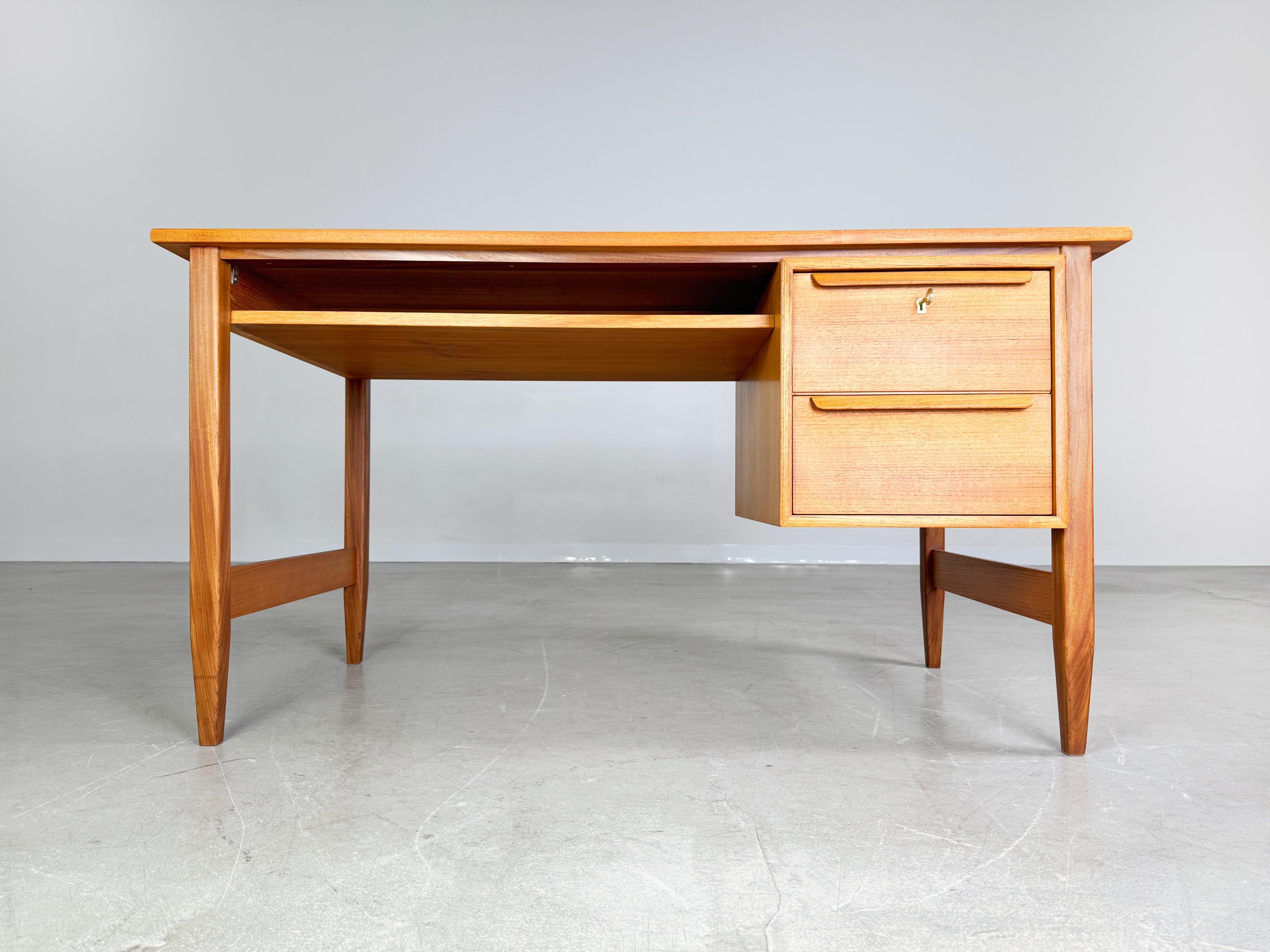 Tedesco Schreibtisch d'epoca in teak WK Möbel Midcentury danish design 1960 in vendita