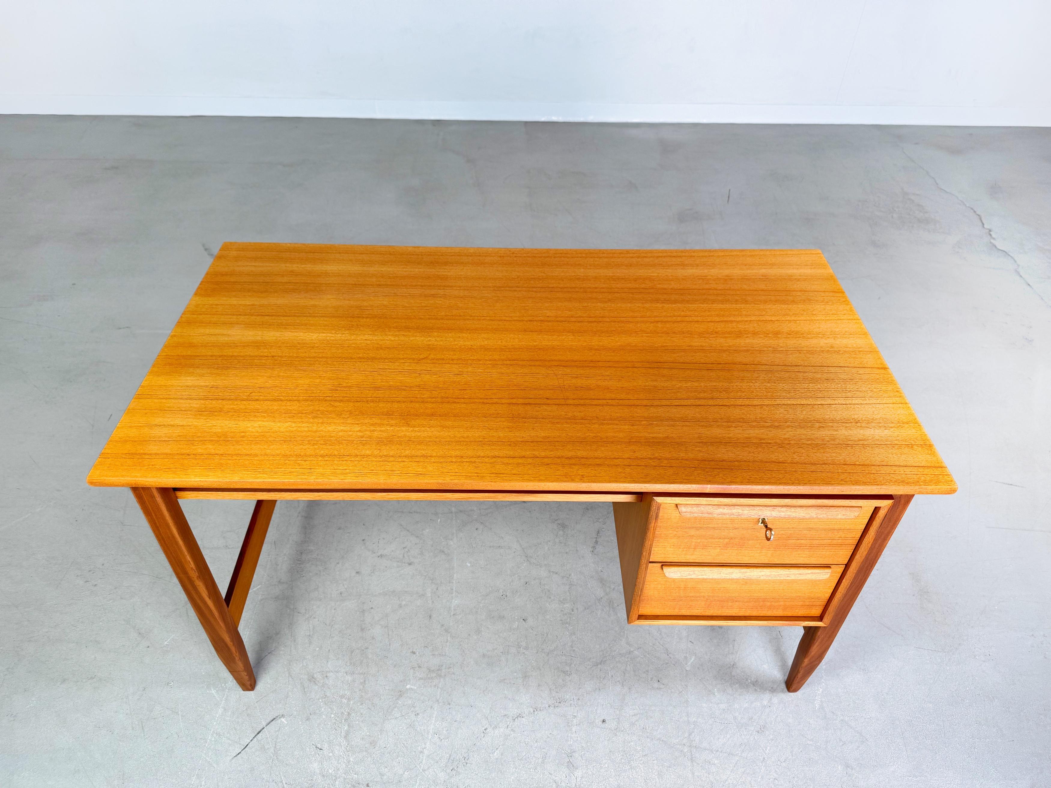 Metà XX secolo Schreibtisch d'epoca in teak WK Möbel Midcentury danish design 1960 in vendita