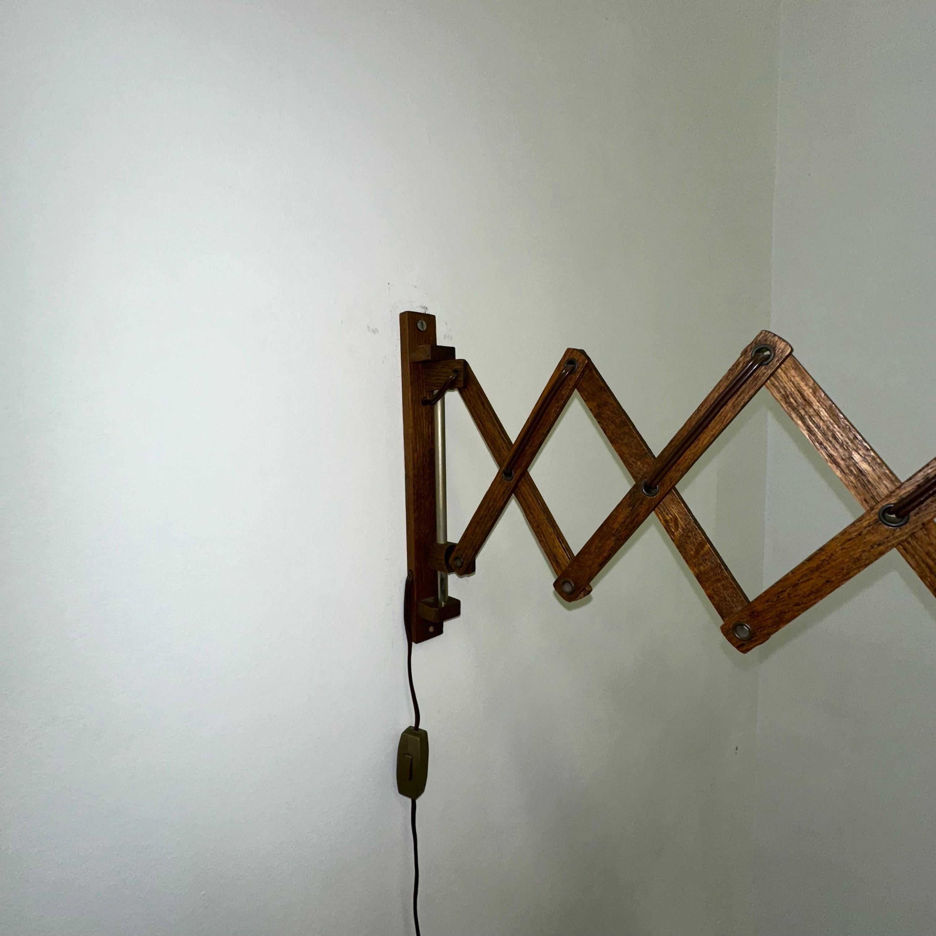 Lampe murale à ciseaux en teck vintage, années 1960 en vente 3
