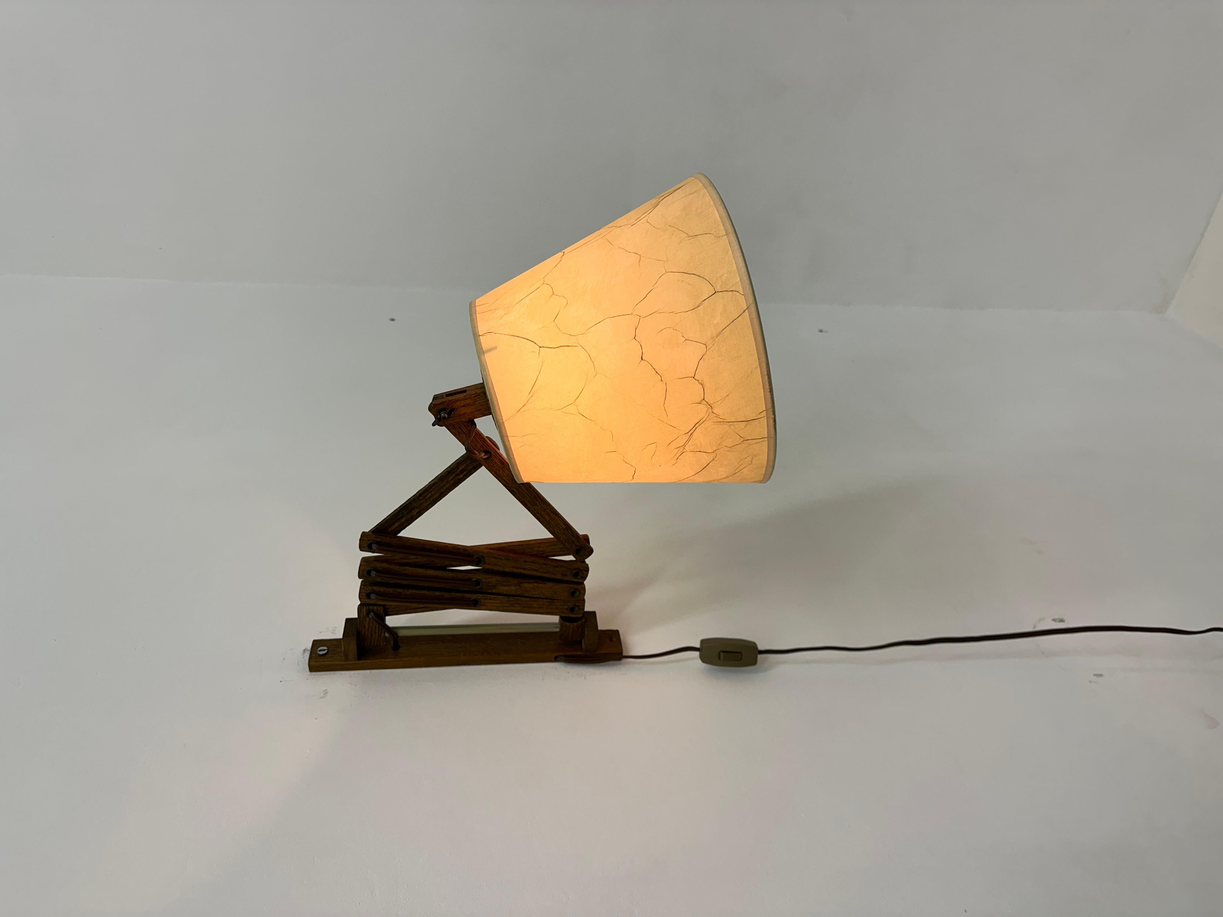 Dimensions : 45-70 cm Profondeur,  43cm Hauteur 24.5cm Largeur
Condit : Bon.
Période : 1960's
Matière : Teck , Fabrice