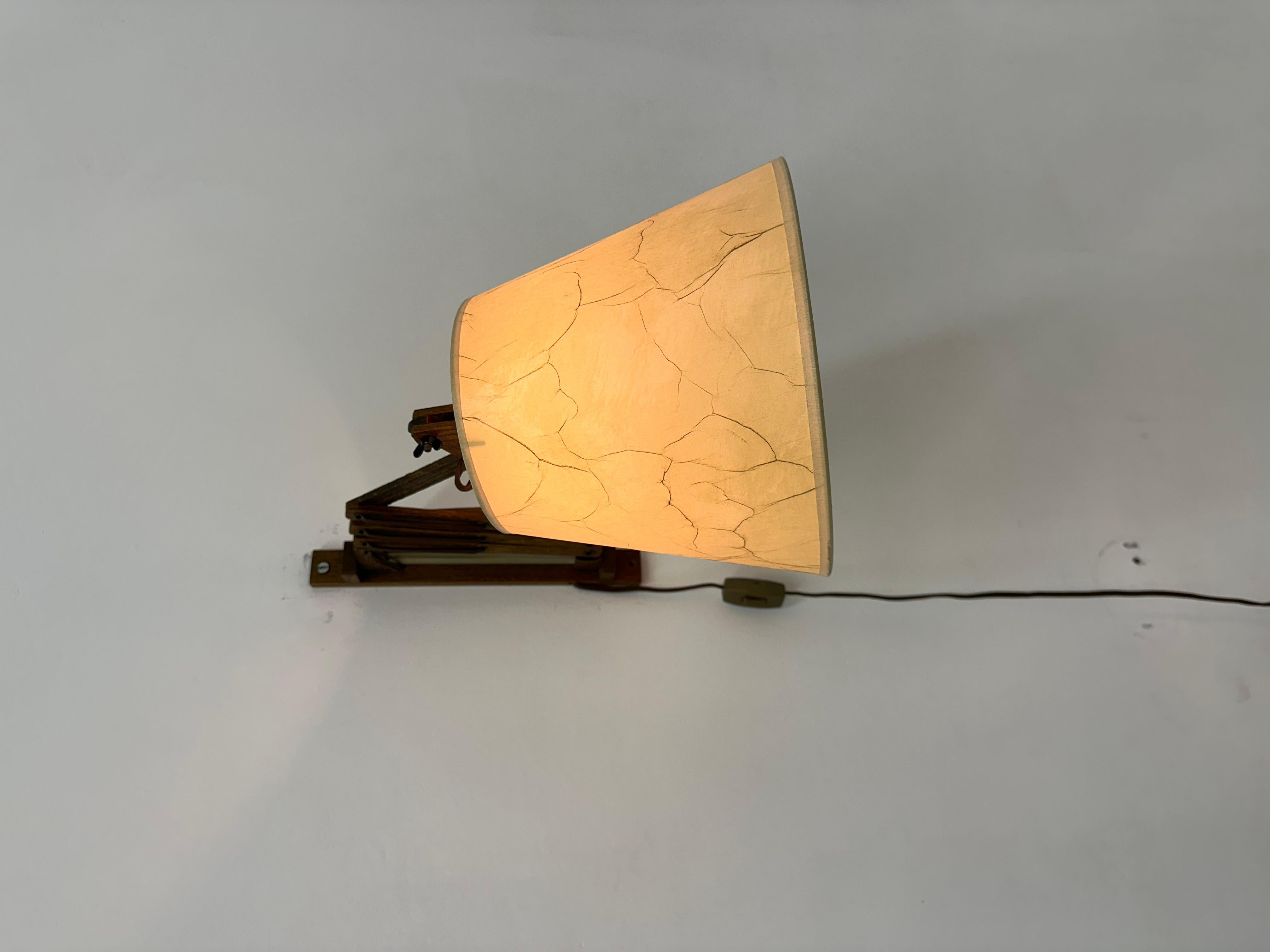 Suédois Lampe murale à ciseaux en teck vintage, années 1960 en vente