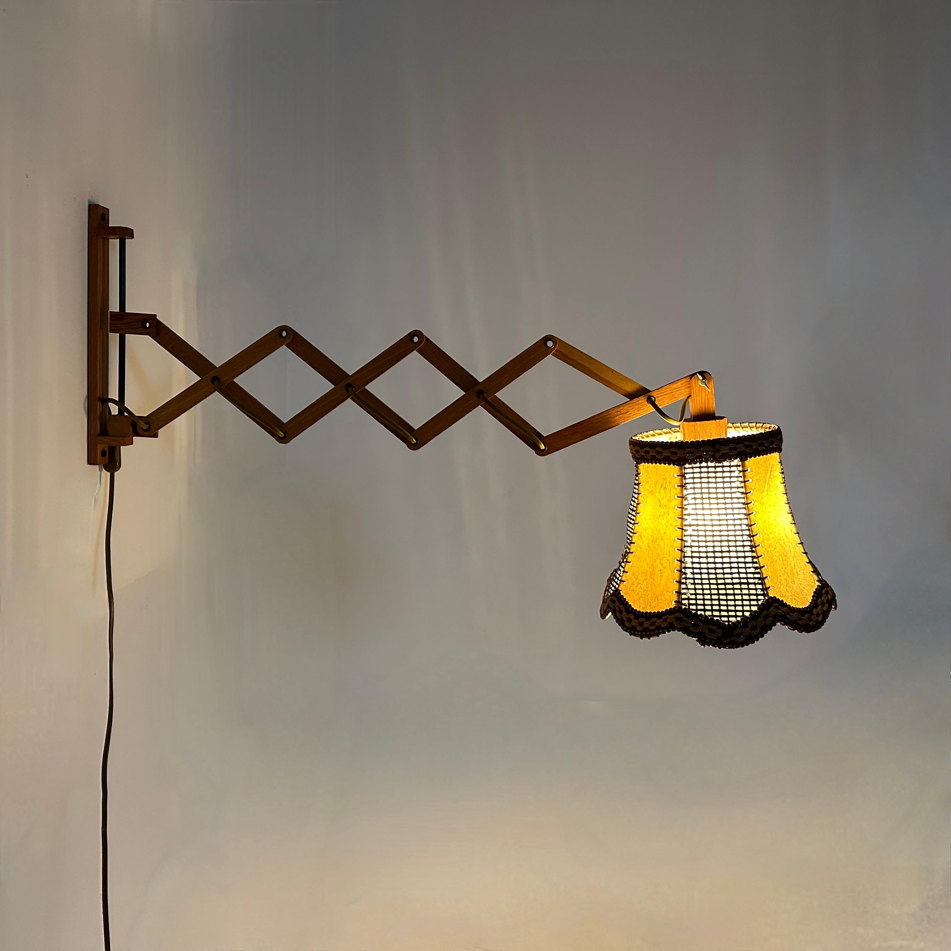 Milieu du XXe siècle Lampe murale à ciseaux en teck vintage, années 1960 en vente