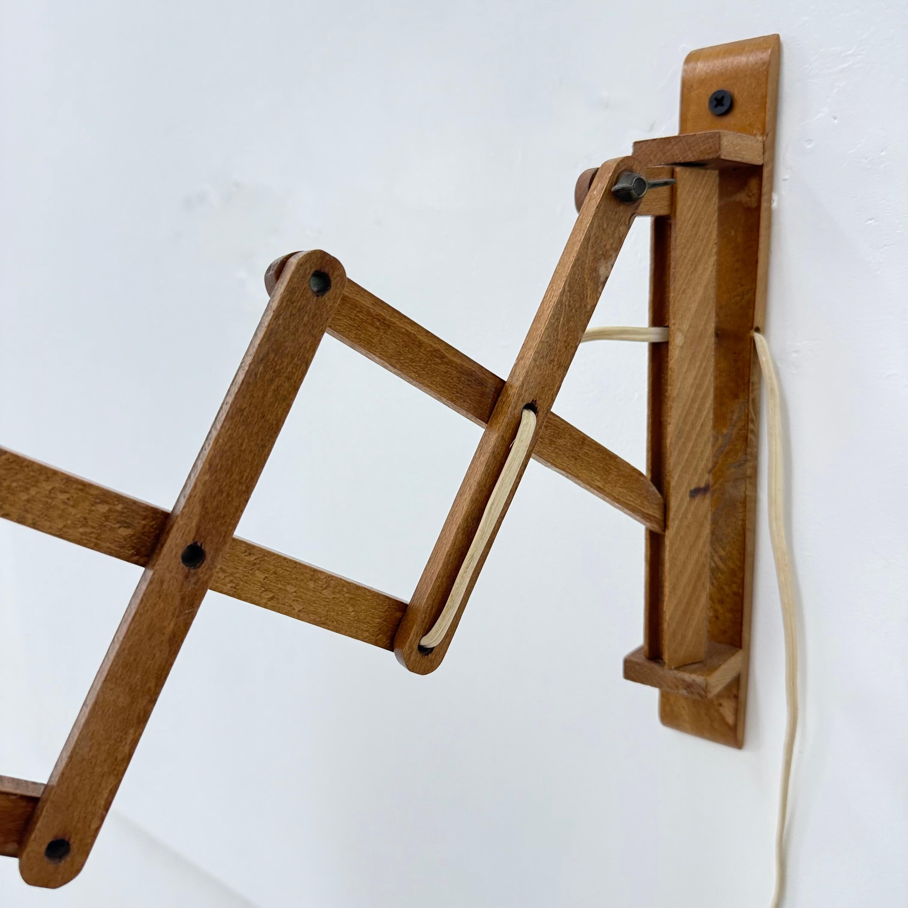 Néerlandais Lampe murale à ciseaux en teck vintage, années 1960 en vente