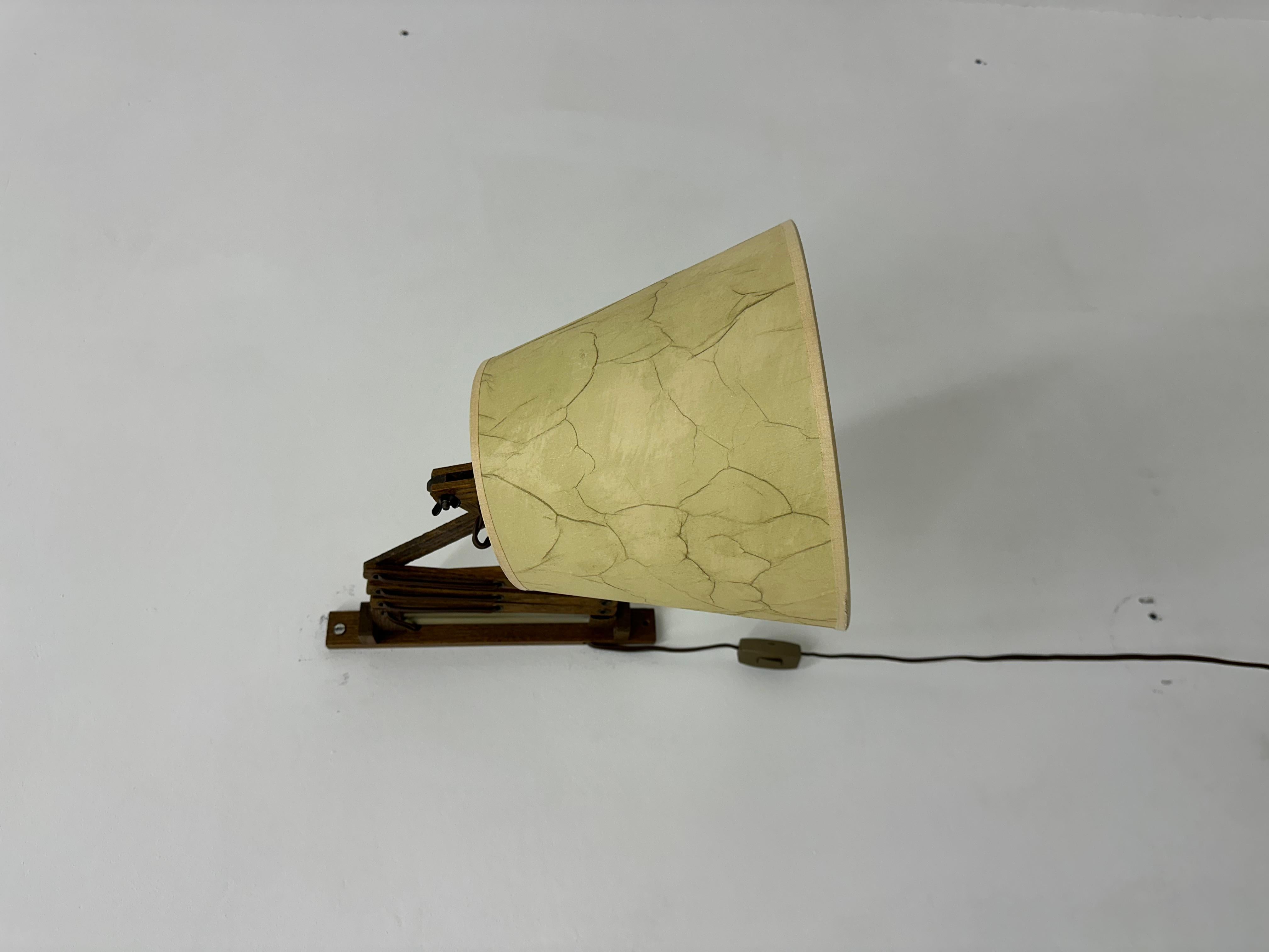 Milieu du XXe siècle Lampe murale à ciseaux en teck vintage, années 1960 en vente