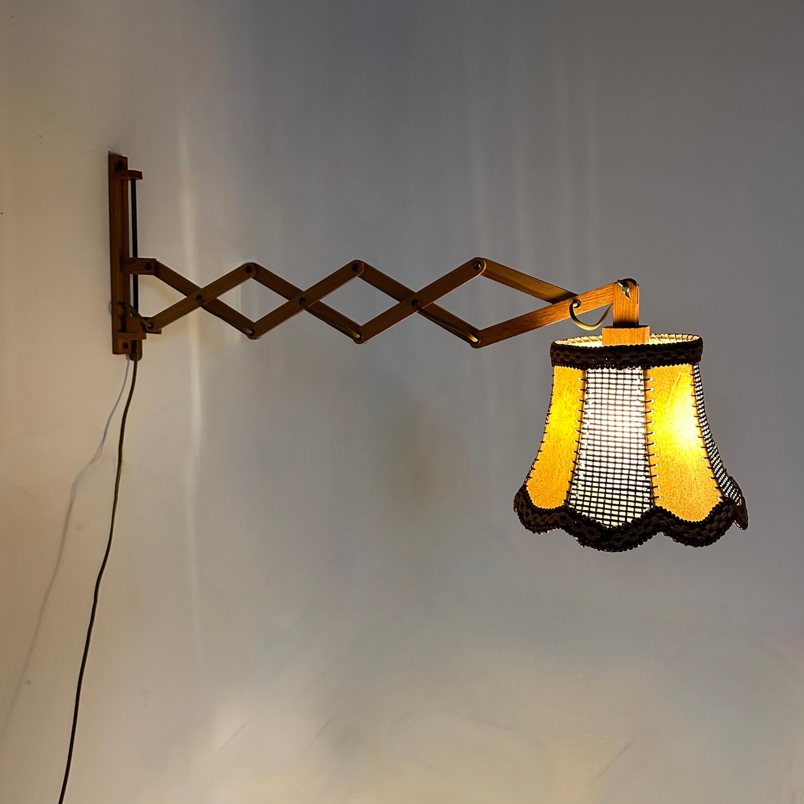 Lampe murale à ciseaux en teck vintage, années 1960 en vente 4