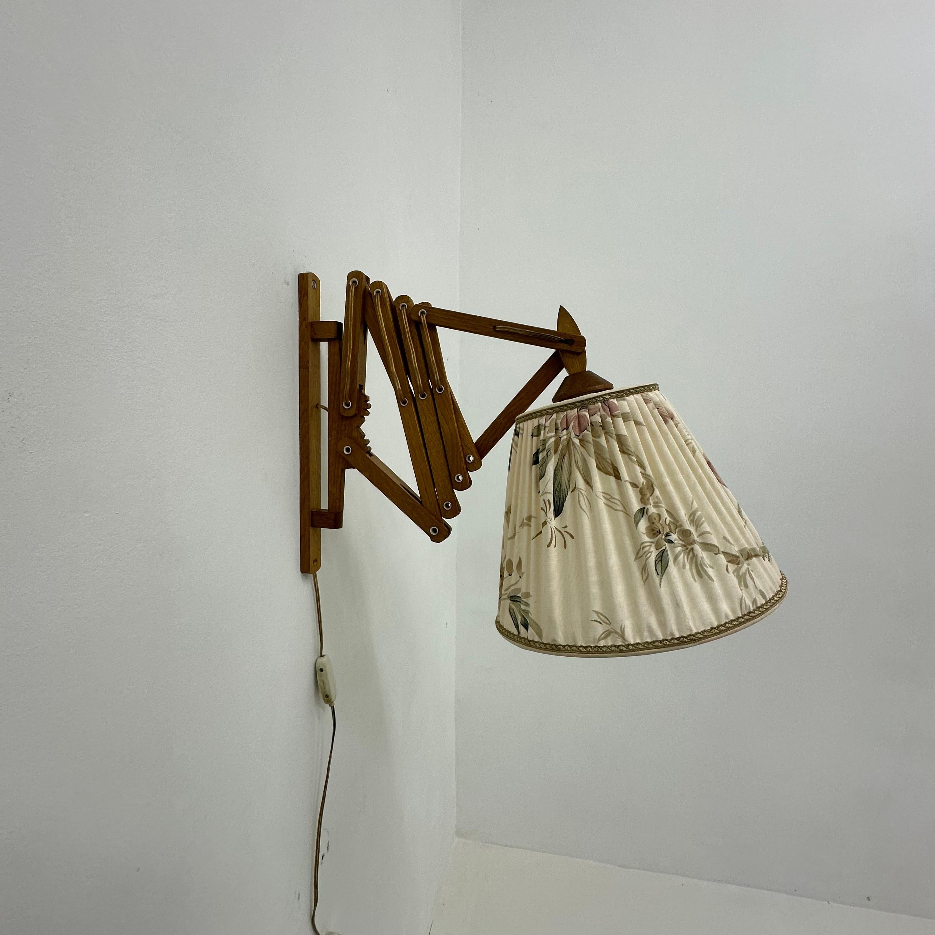 Vintage teak scissors wall lamp , 1960s

Dimensions: 45-70 cm Depth,  43cm Height 24.5cm Width
Condition: Good.
Period: 1960’s
Material: Teak , Fabric