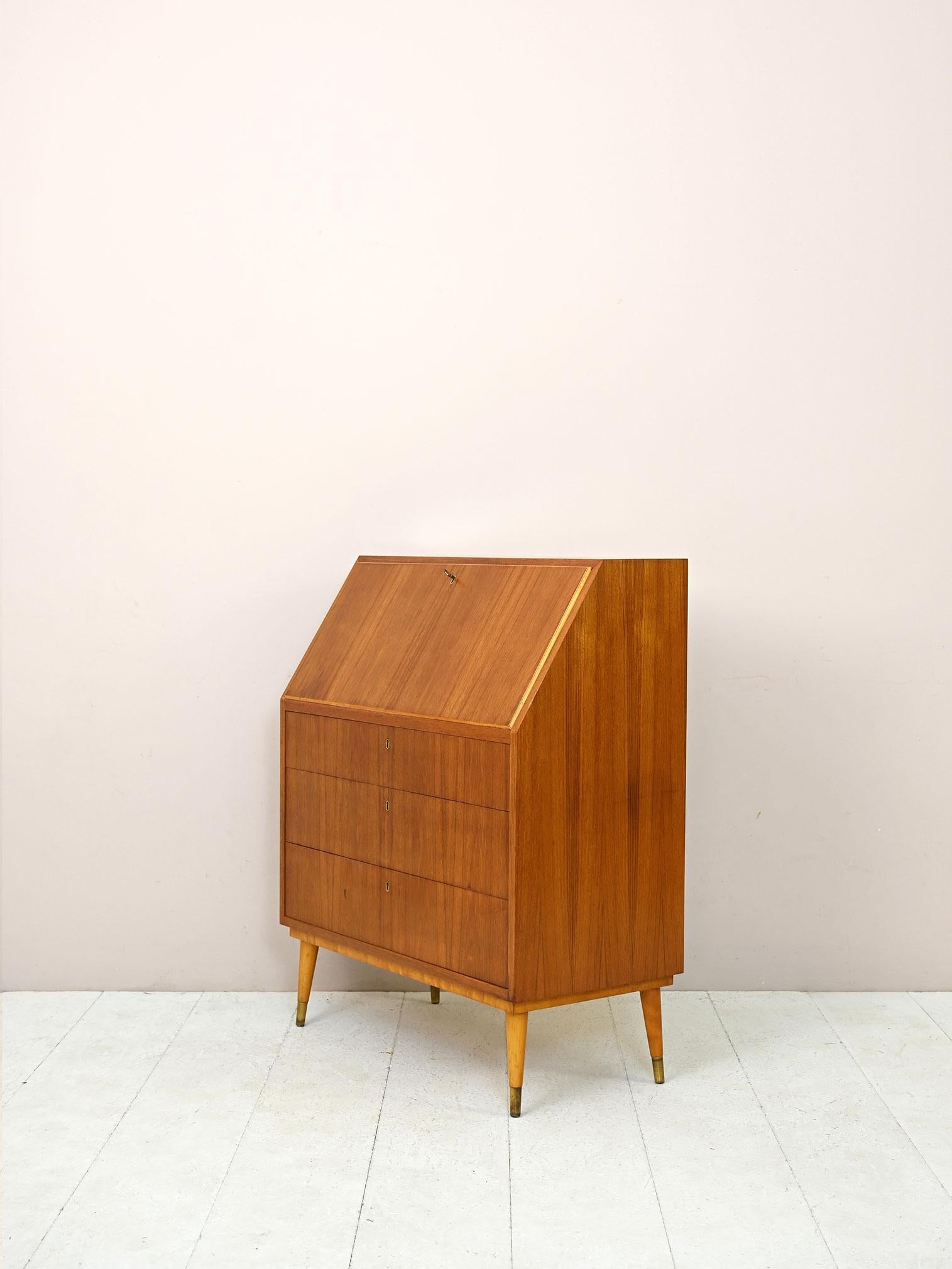 Scandinavo moderno Secretaire vintage in teak con scrivania a scomparsa