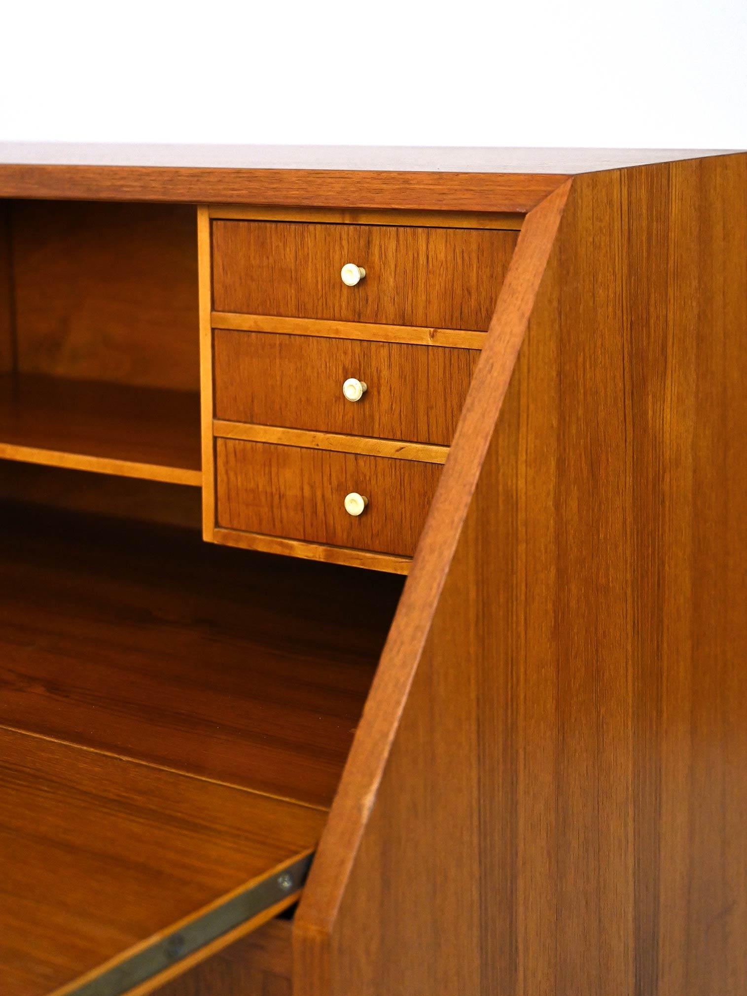 Secretaire vintage in teak con scrivania a scomparsa In condizioni buone a Brescia, IT