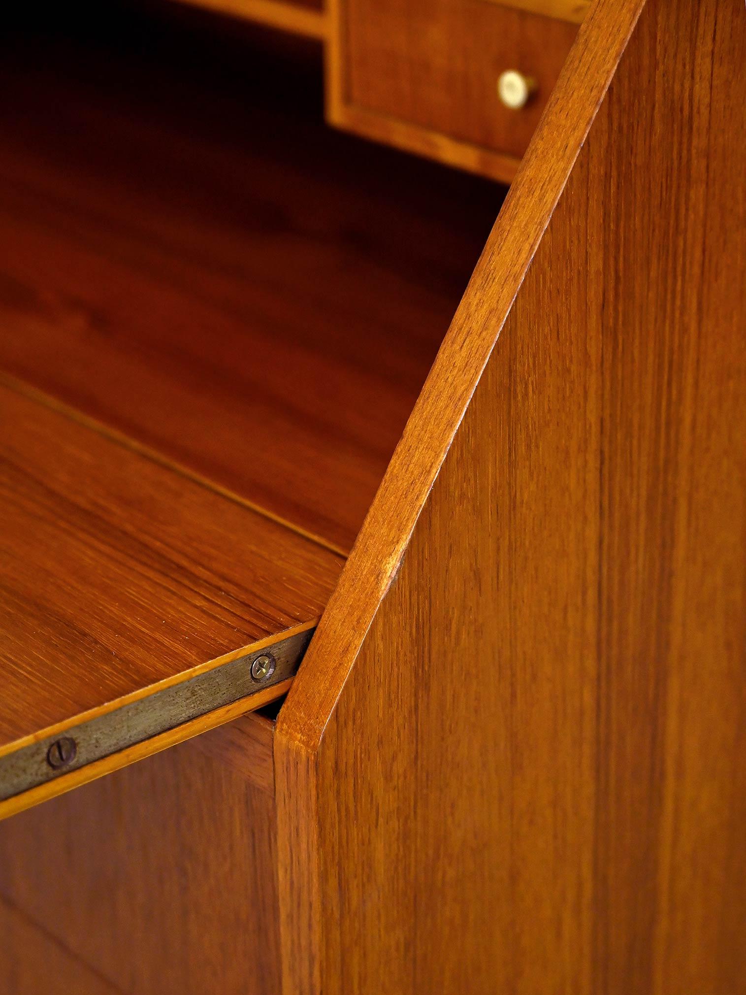Metà XX secolo Secretaire vintage in teak con scrivania a scomparsa