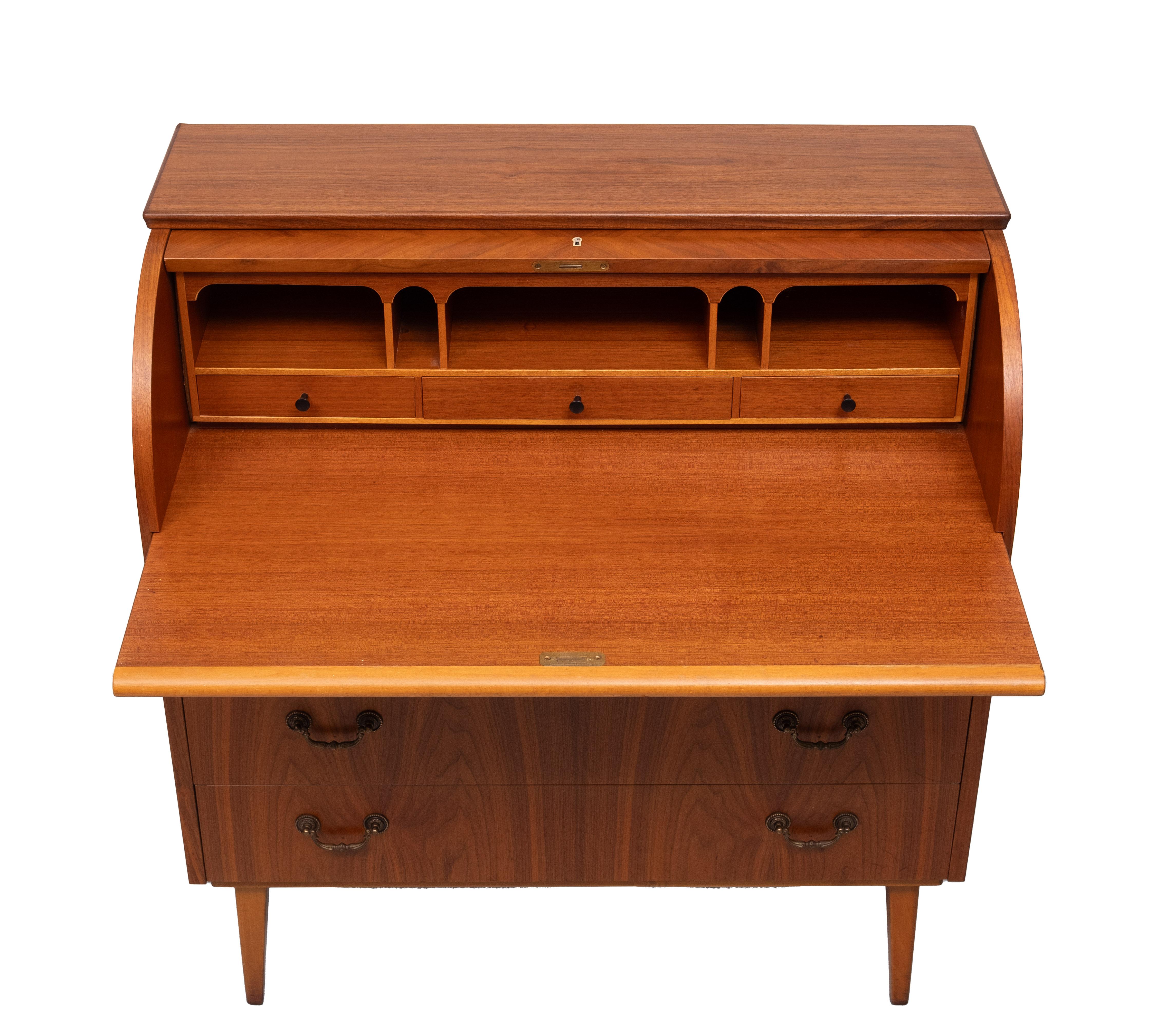 Mesa secreter o escritorio muy decorativa, pero también funcional, diseñada por Egon Ostergaard. Lo especial de la secretaria es el dibujo de la madera de la encimera y el diseño geométrico de la chapa. La secretaria tiene tres cajones grandes, una
